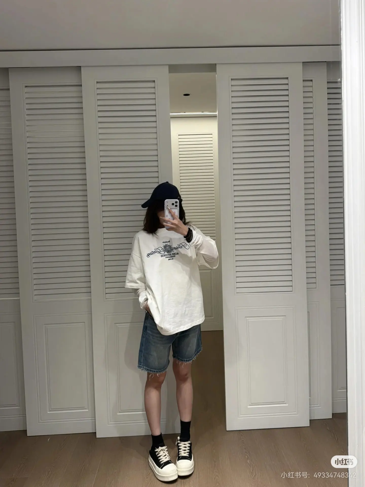 Layered Graphic Long-Sleeve T-Shirt D15523847 — view 7