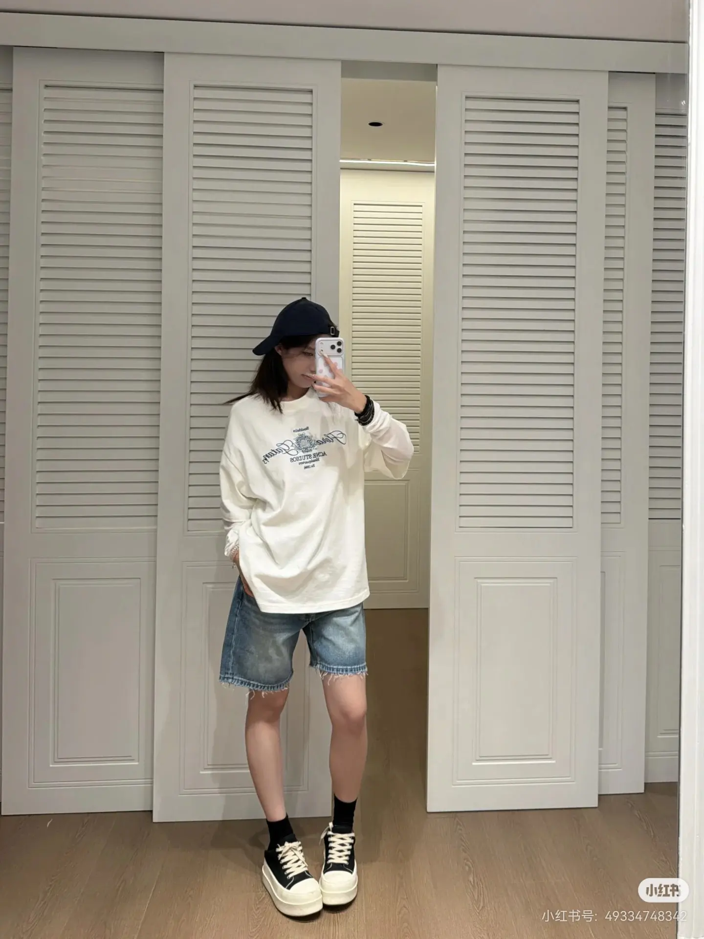 Layered Graphic Long-Sleeve T-Shirt D15523847 — view 8