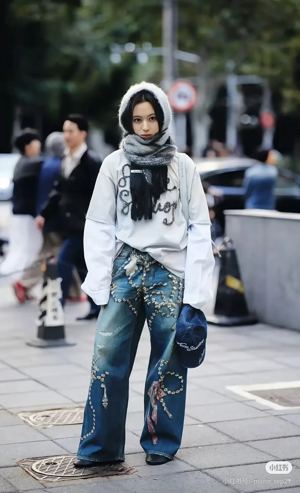 Layered Flocked Logo Long-Sleeve T-Shirt D16523785 — view 7