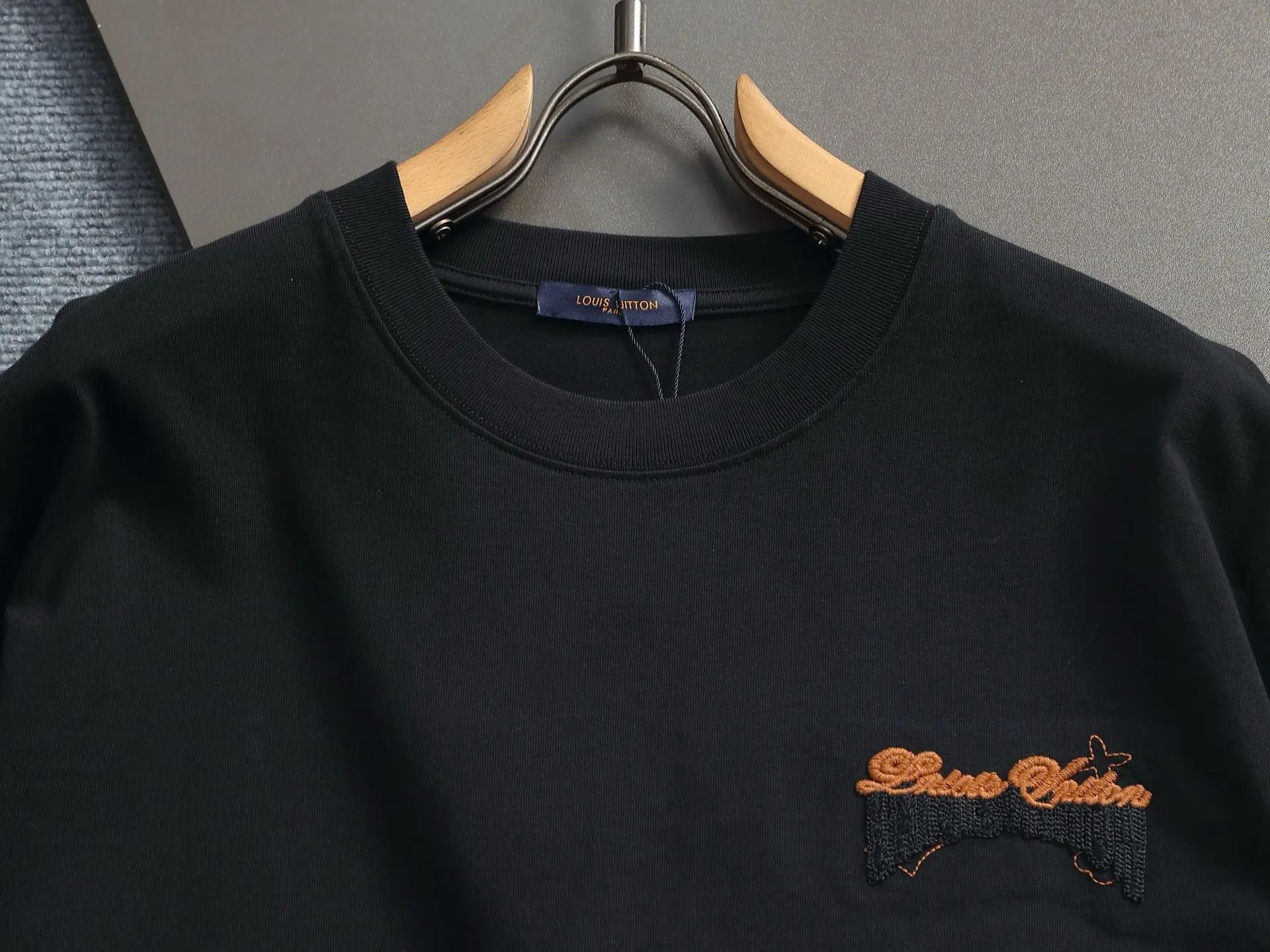 Vintage-Inspired Embroidered Logo T-Shirt D17014619 — view 3