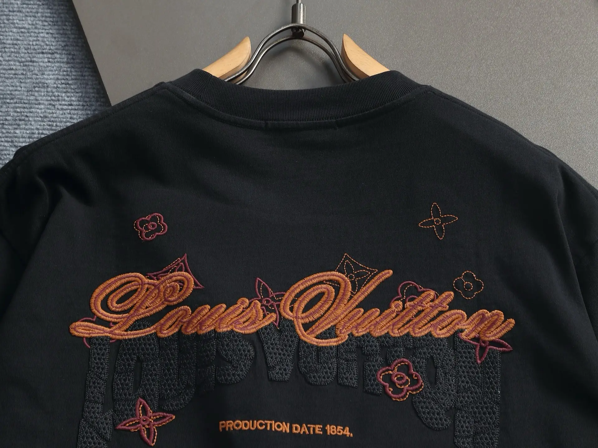 Vintage-Inspired Embroidered Logo T-Shirt D17014619 — view 11