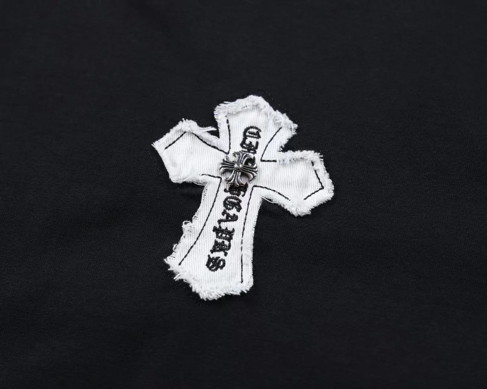 Embroidered Patch Long-Sleeve T-Shirt D17524907 — view 3
