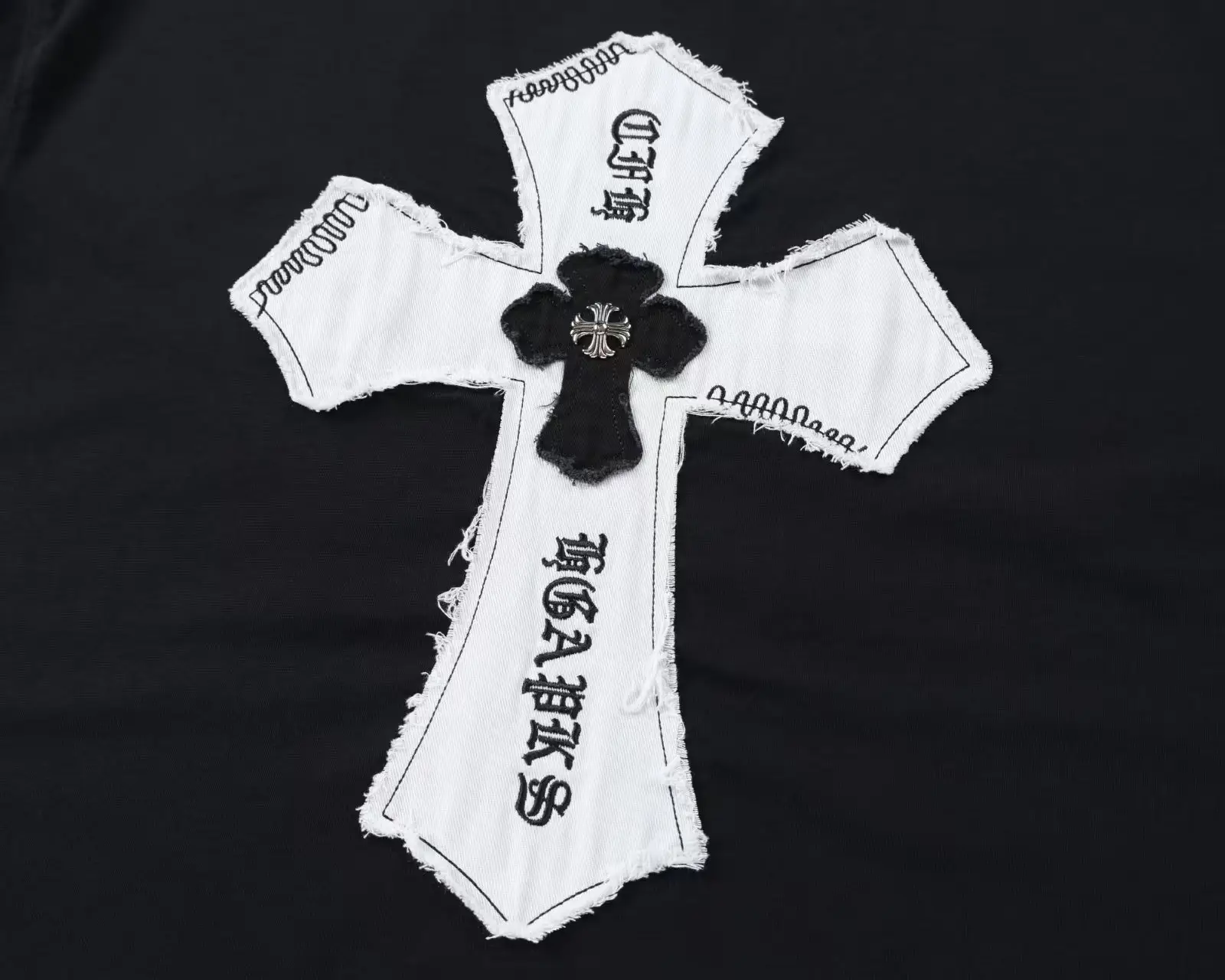 Embroidered Patch Long-Sleeve T-Shirt D17524907 — view 4