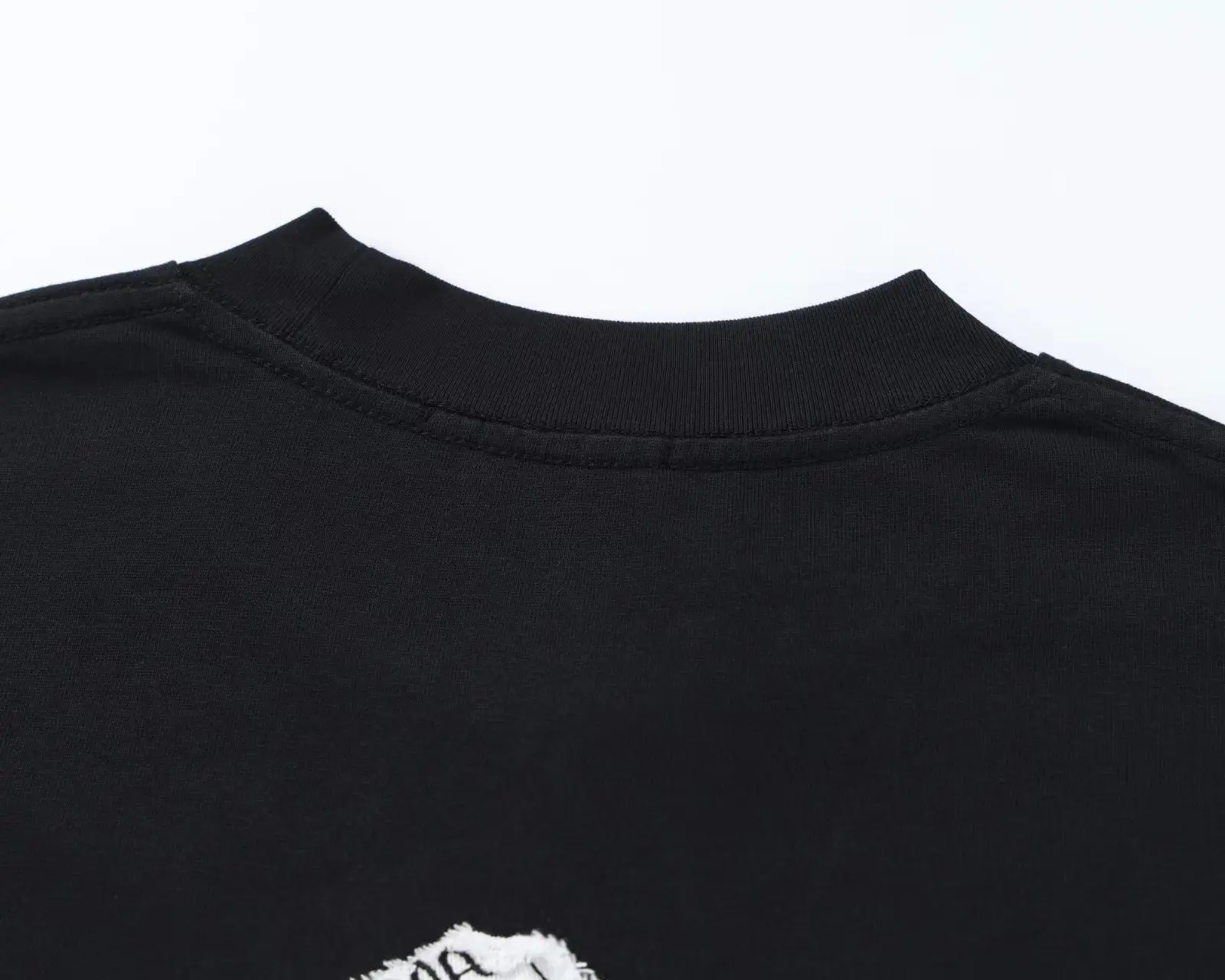 Embroidered Patch Long-Sleeve T-Shirt D17524907 — view 5