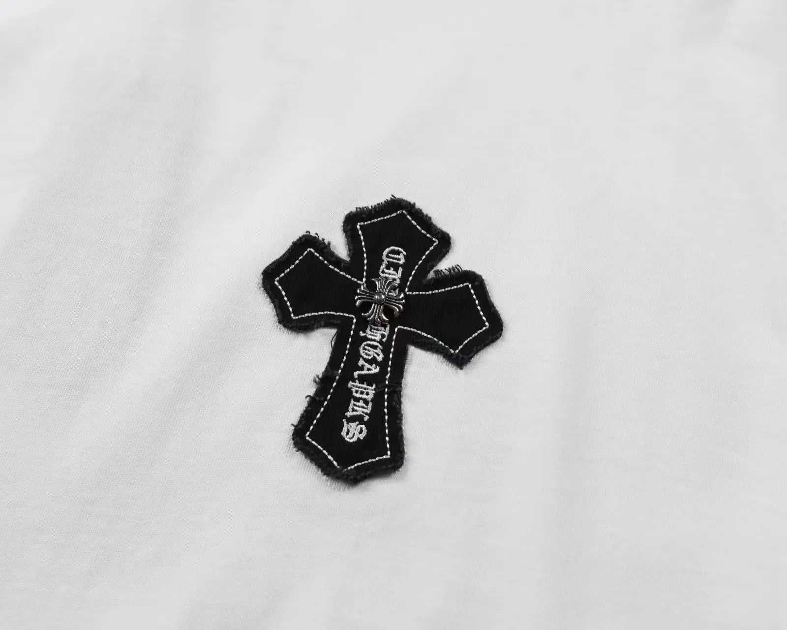 Cross Patch Embroidered Long-Sleeve T-Shirt D17524906 — view 4