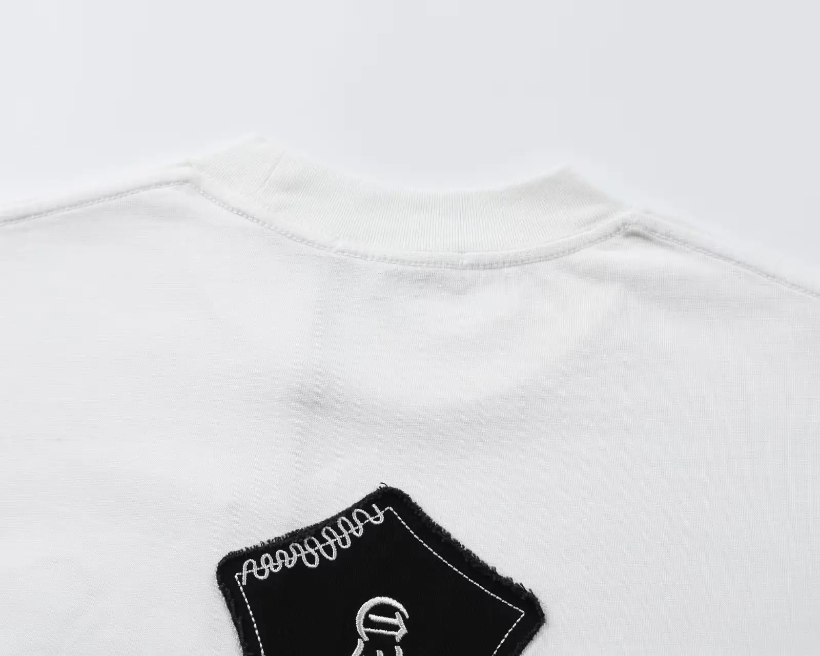 Cross Patch Embroidered Long-Sleeve T-Shirt D17524906 — view 5