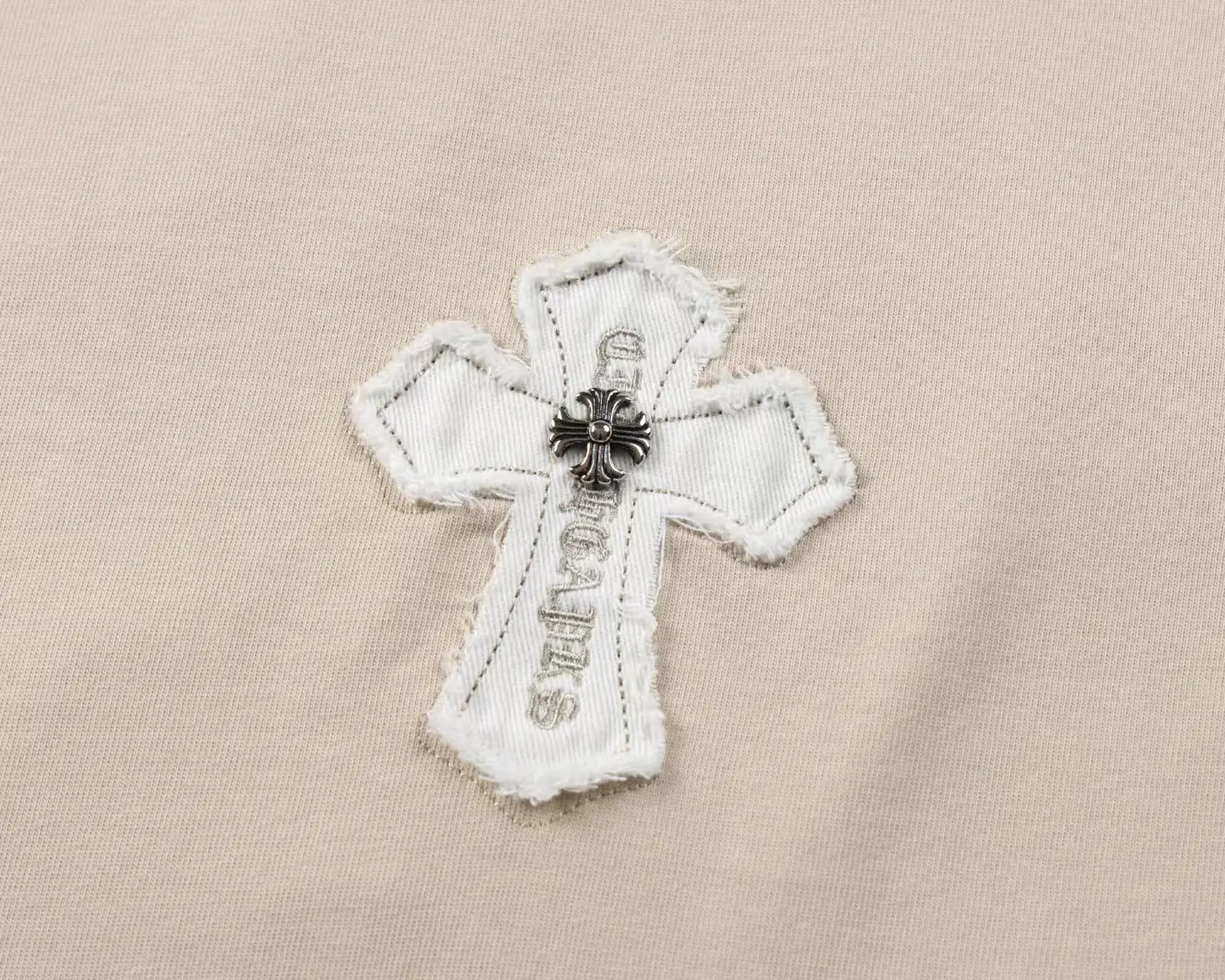 Embroidered Patch Long-Sleeve T-Shirt D17524908 — view 3