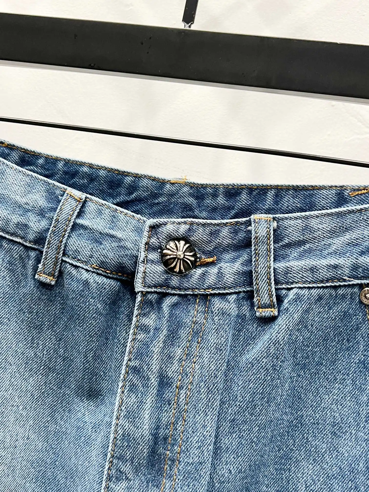 Cross Patch Straight-Leg Jeans D18519748 — view 4