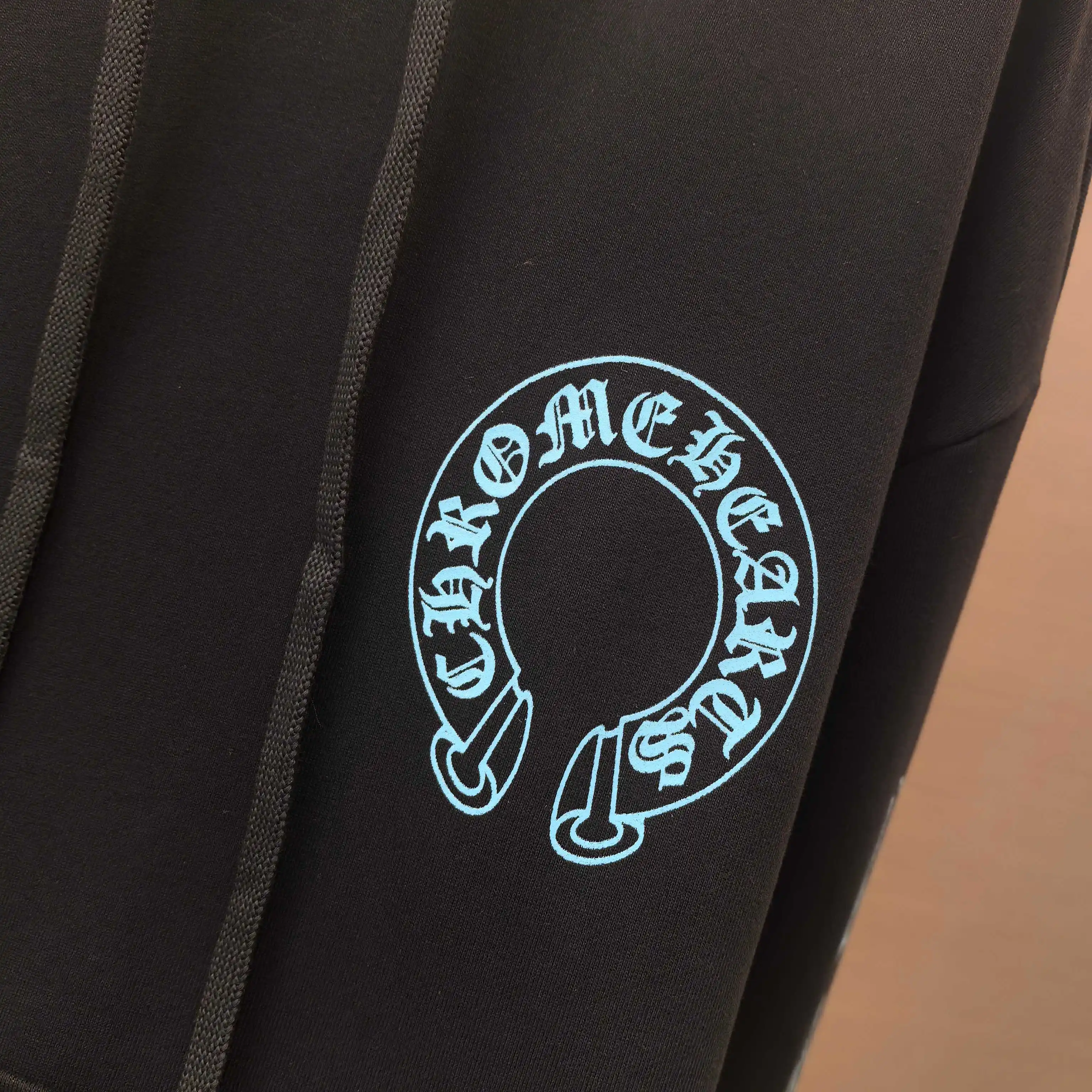 Chrome Hearts Glitter Logo Graphic Hoodie D21023663 — view 5