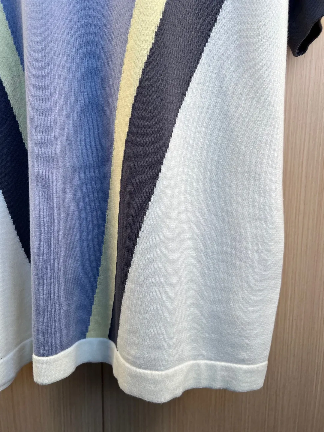 Color-Block Logo Embossed Knit T-Shirt D24020539 — view 5