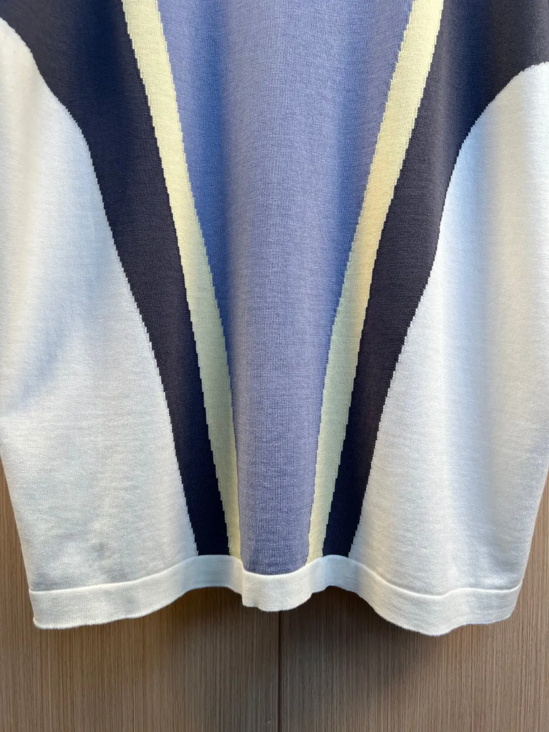 Color-Block Logo Embossed Knit T-Shirt D24020539 — view 8