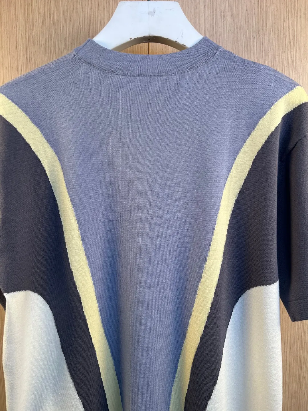 Color-Block Logo Embossed Knit T-Shirt D24020539 — view 9