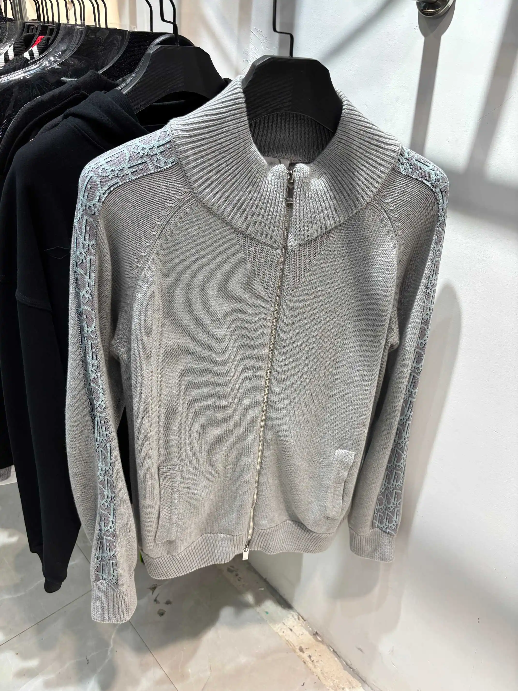 Logo-Taped Zip-Up Wool Cardigan D24513854 — view 2