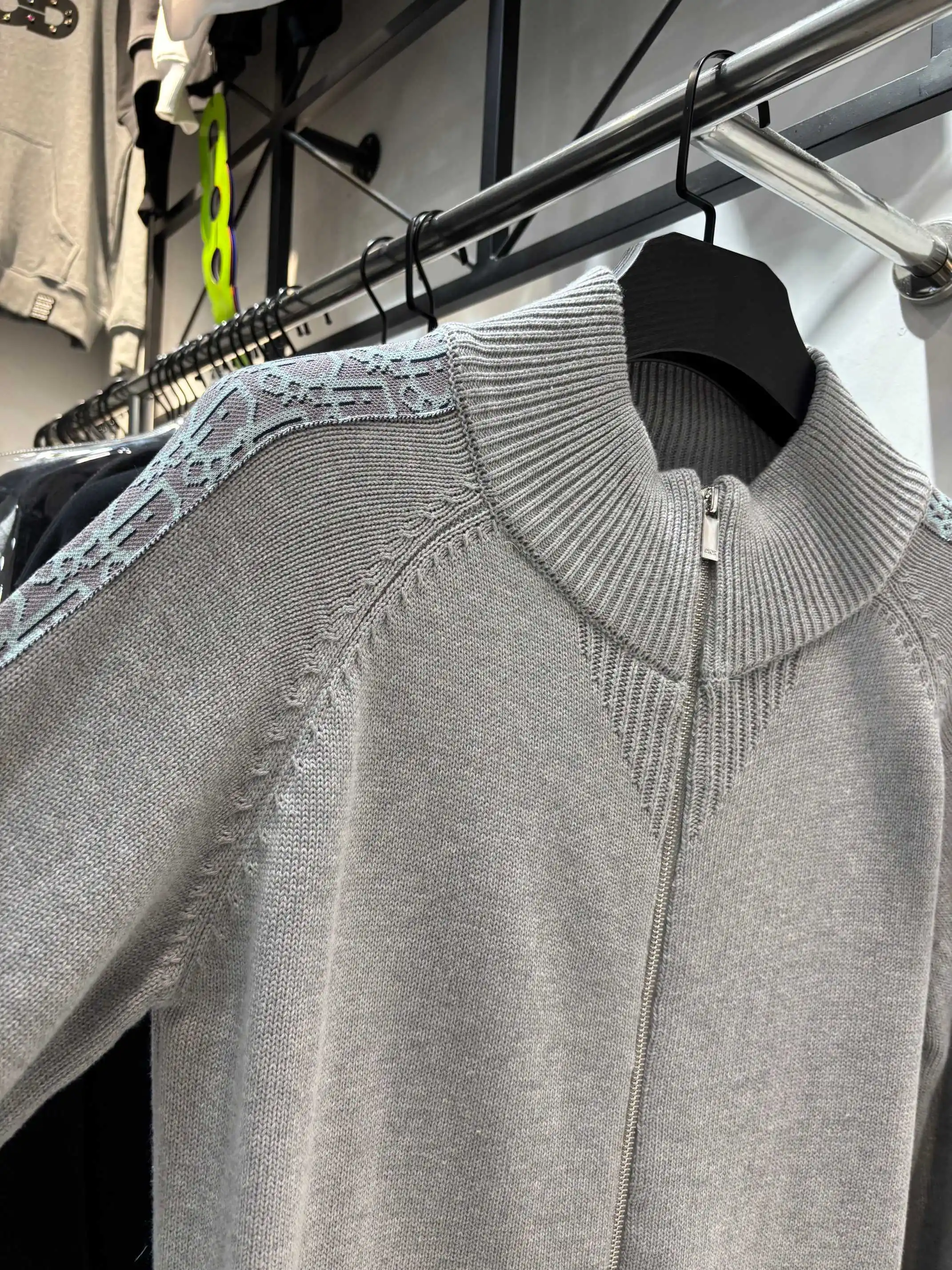 Logo-Taped Zip-Up Wool Cardigan D24513854 — view 3