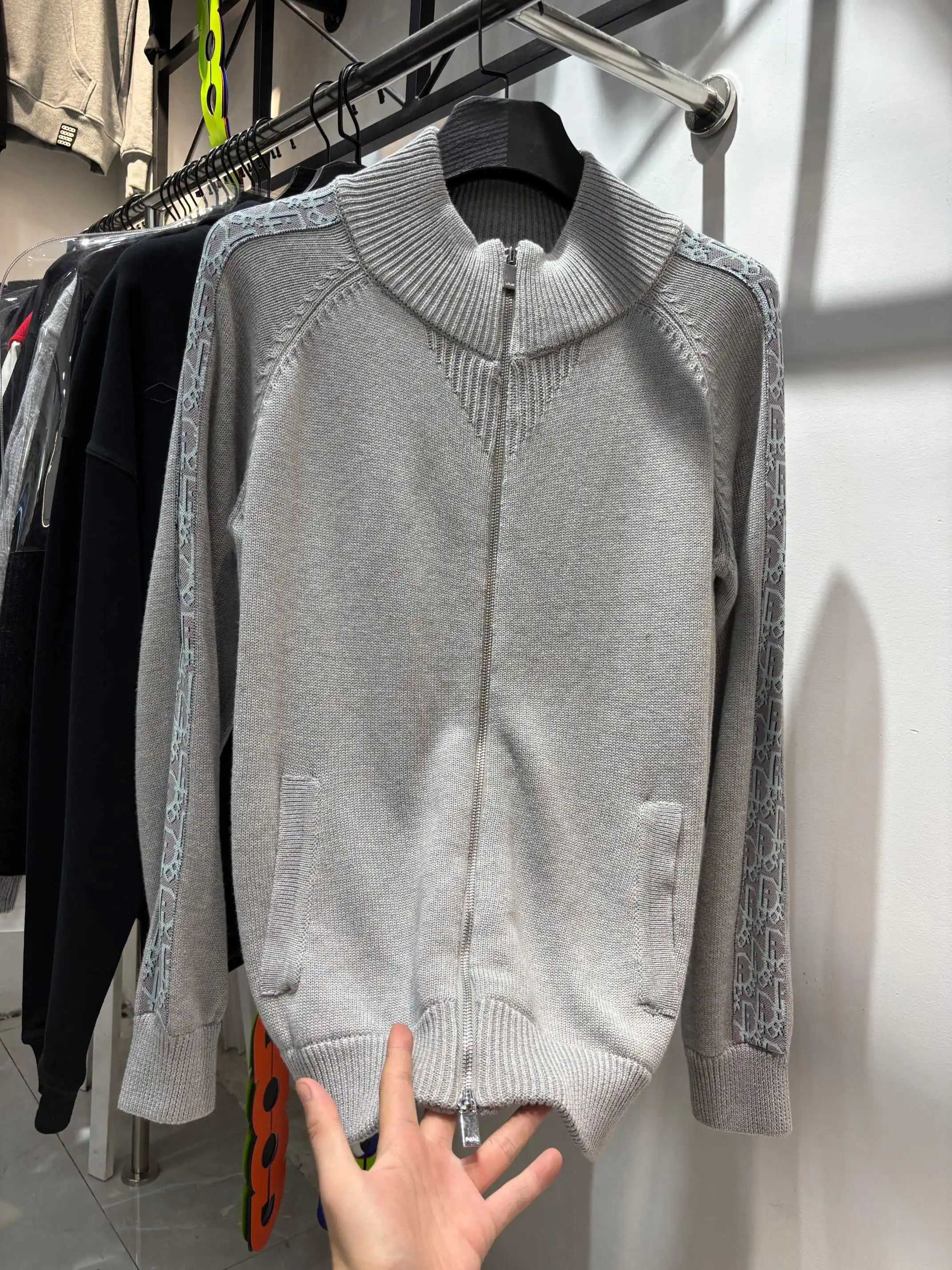Logo-Taped Zip-Up Wool Cardigan D24513854 — view 6