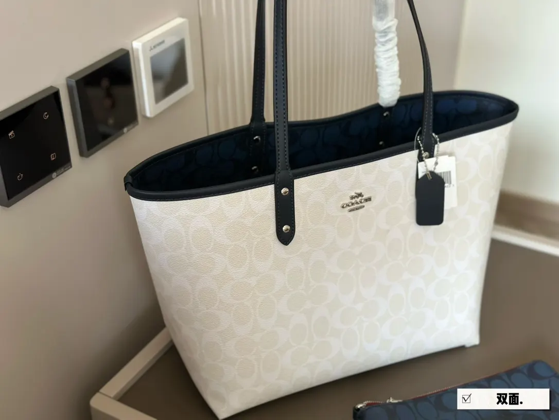 Coach Reversible City Tote Bag D26018061