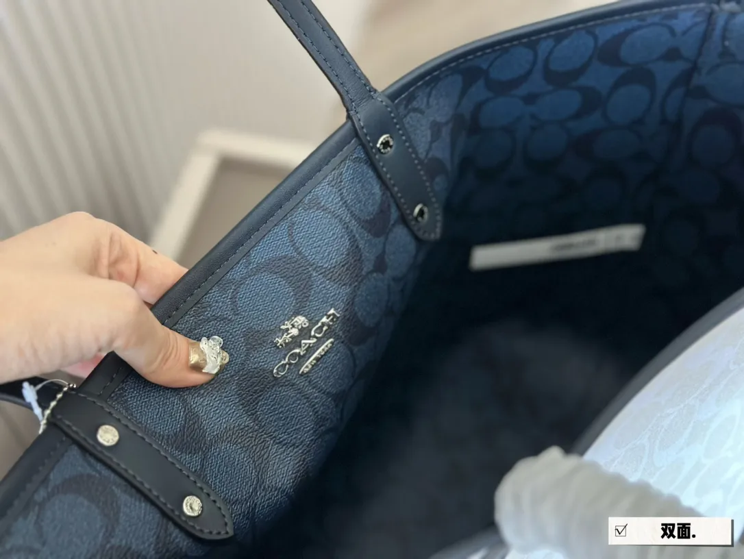 Coach Reversible City Tote Bag D26018061 — view 2