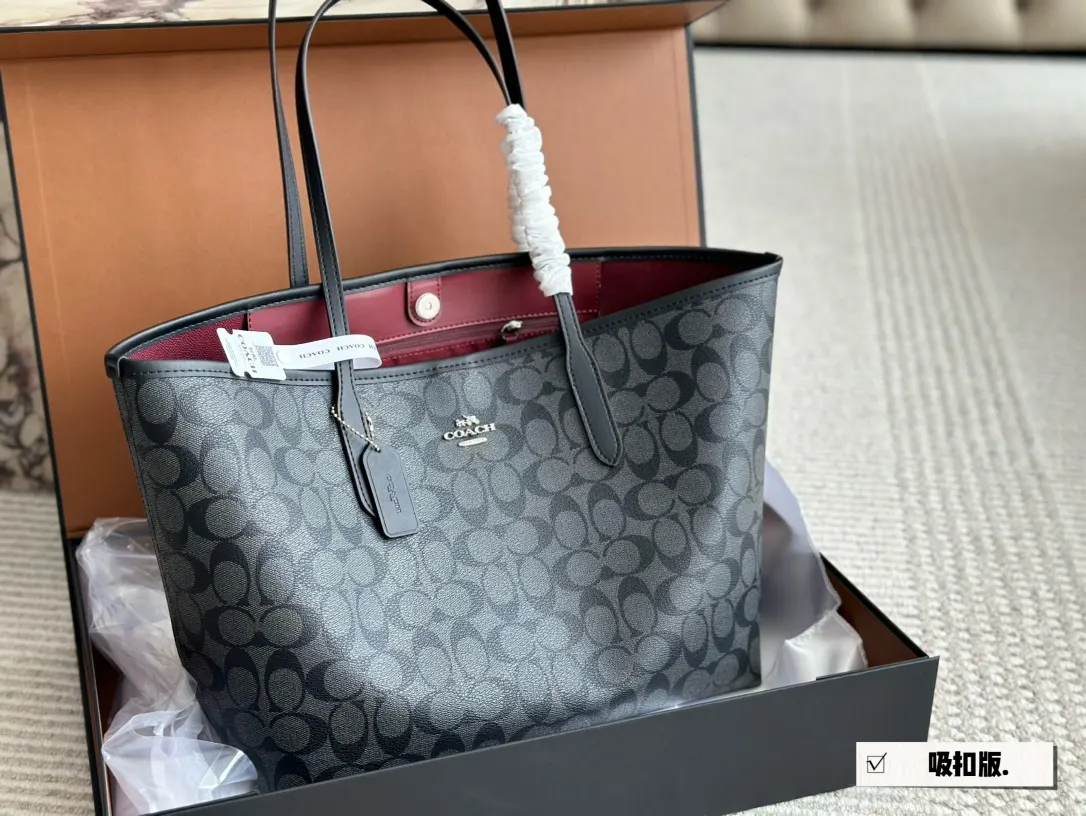 Coach Signature Canvas City Tote Bag D26018063