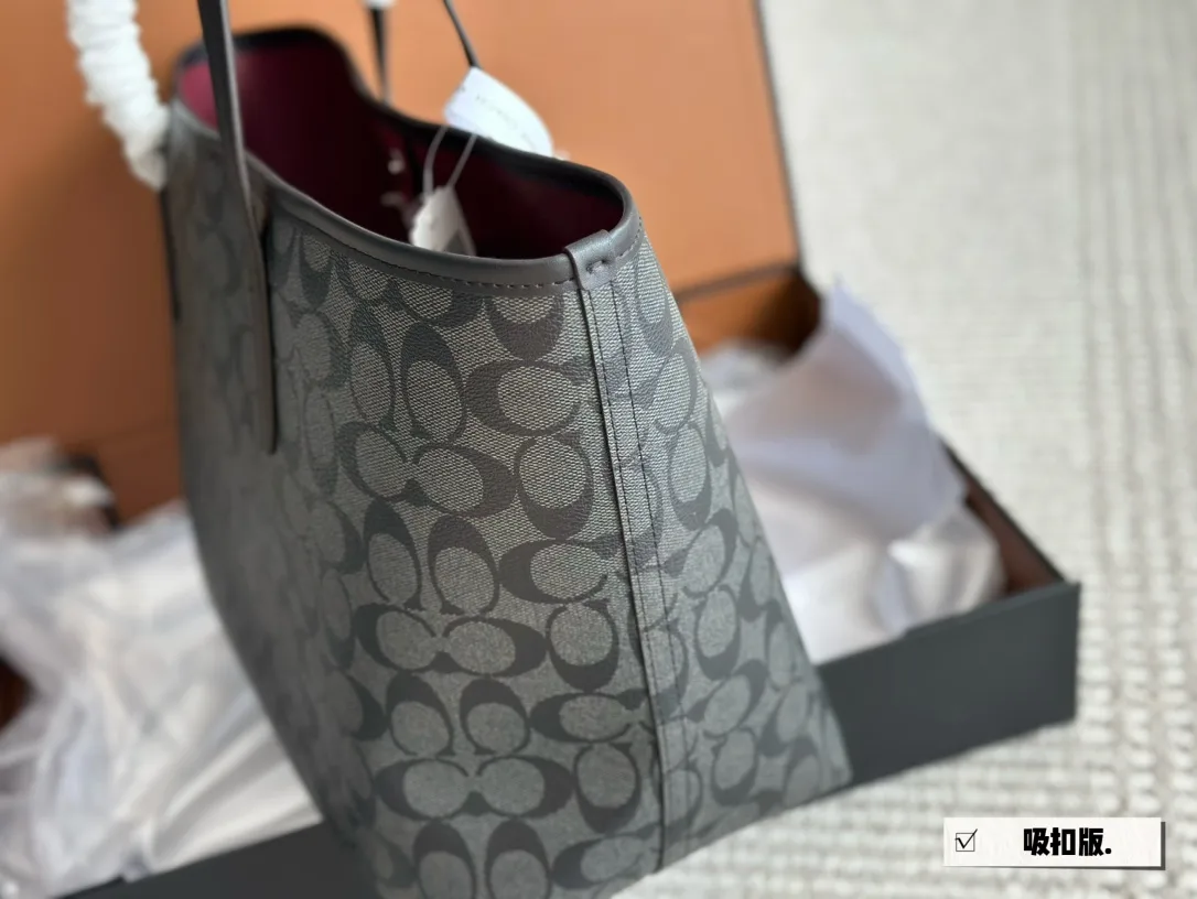 Coach Signature Canvas City Tote Bag D26018063 — view 3