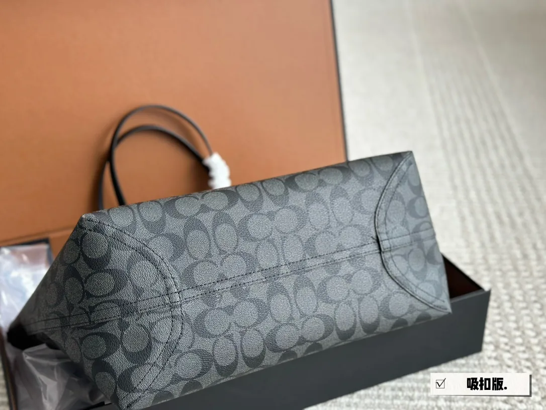 Coach Signature Canvas City Tote Bag D26018063 — view 5