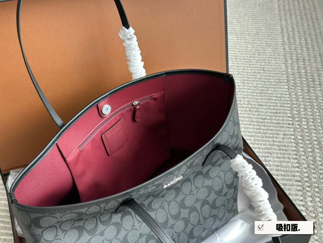 Coach Signature Canvas City Tote Bag D26018063 — view 6