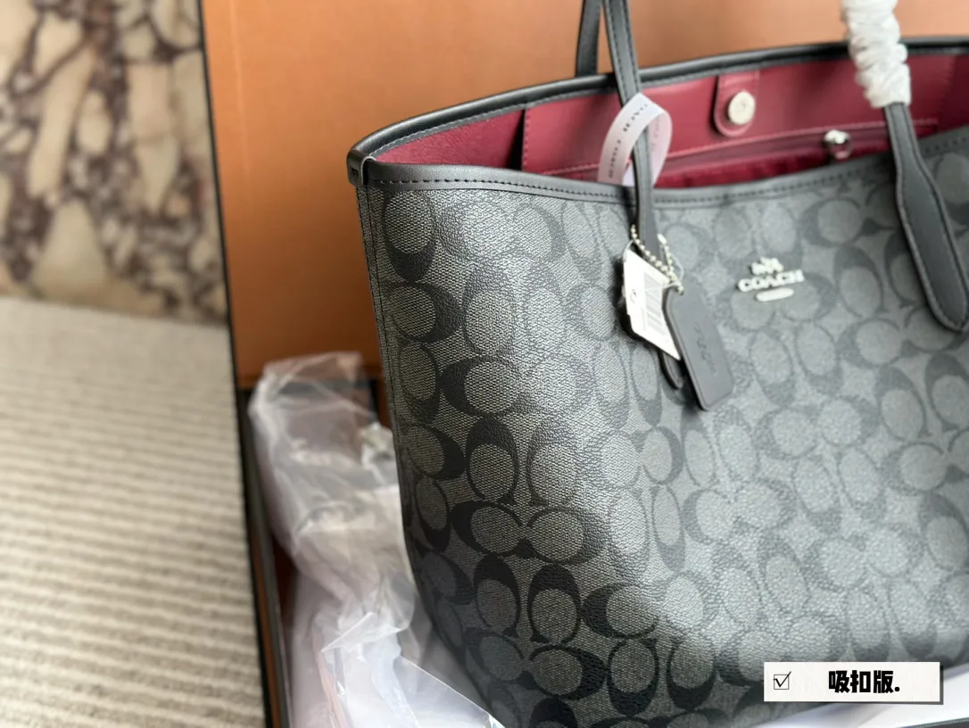 Coach Signature Canvas City Tote Bag D26018063 — view 9