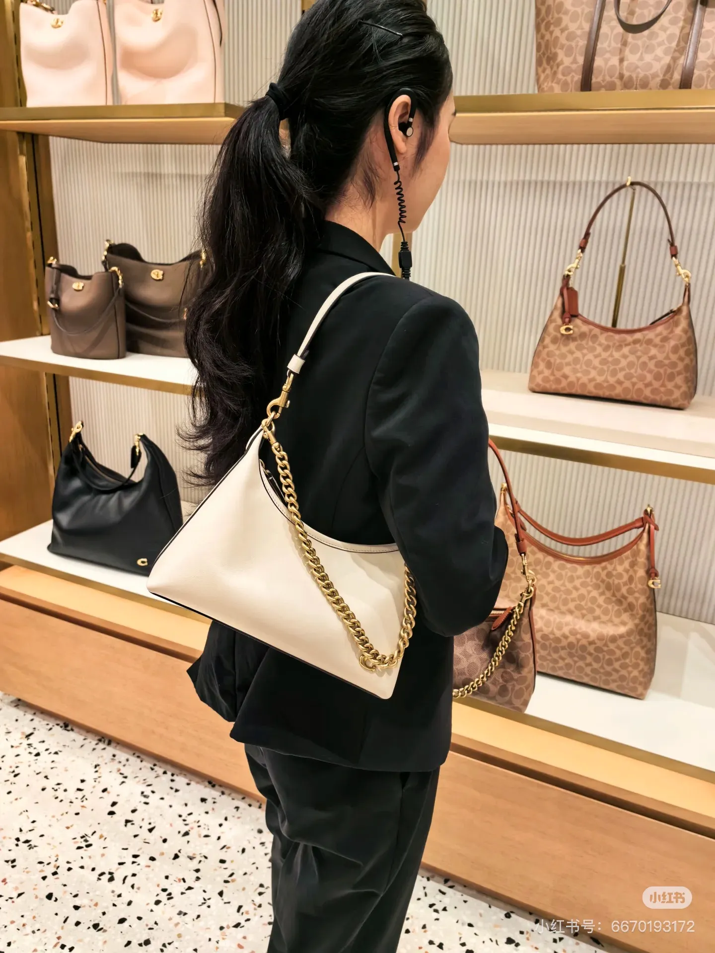 Juliet Leather Shoulder Bag D28017969 — view 6