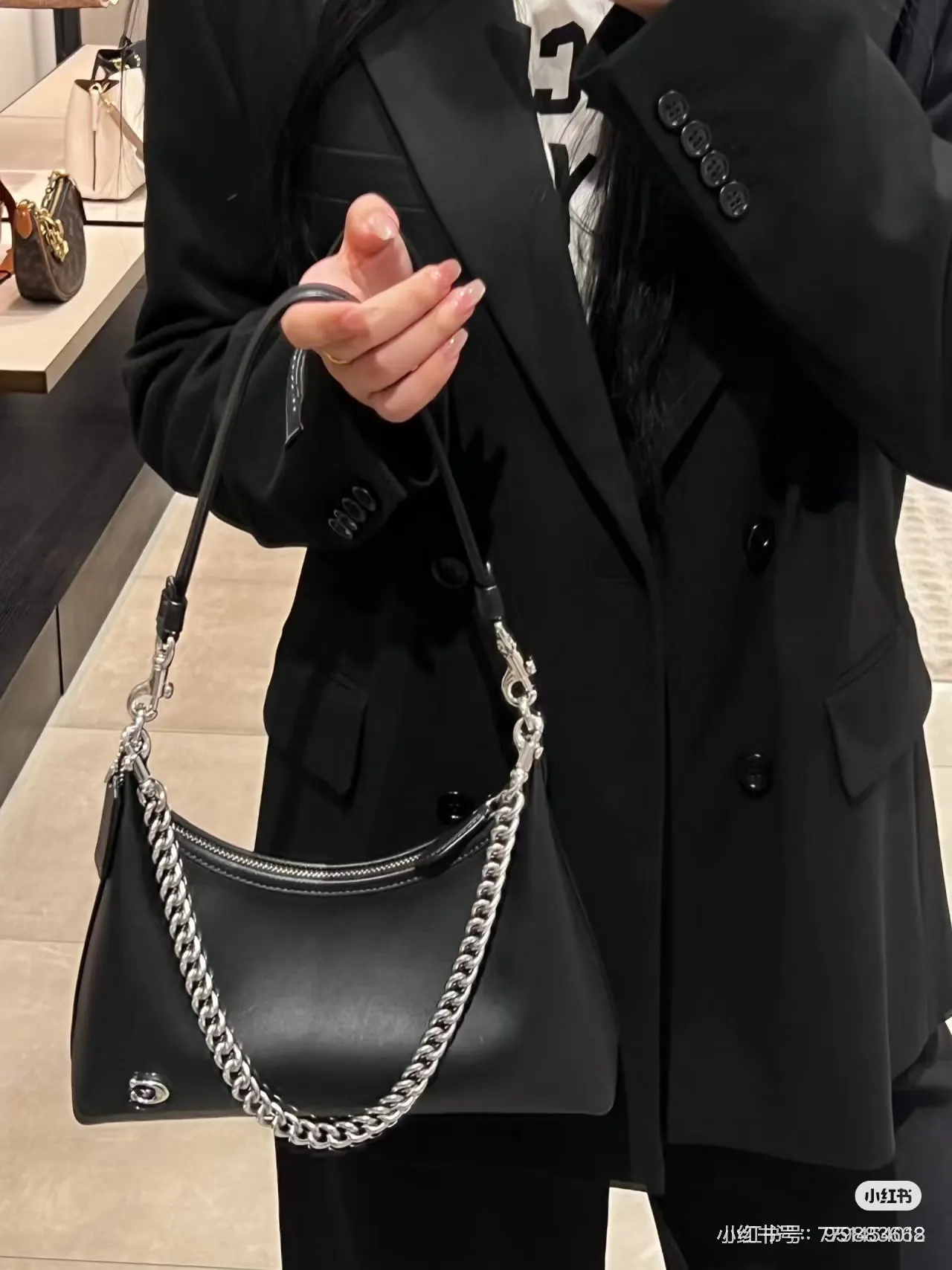 Juliet Leather Shoulder Bag D28017969 — view 8