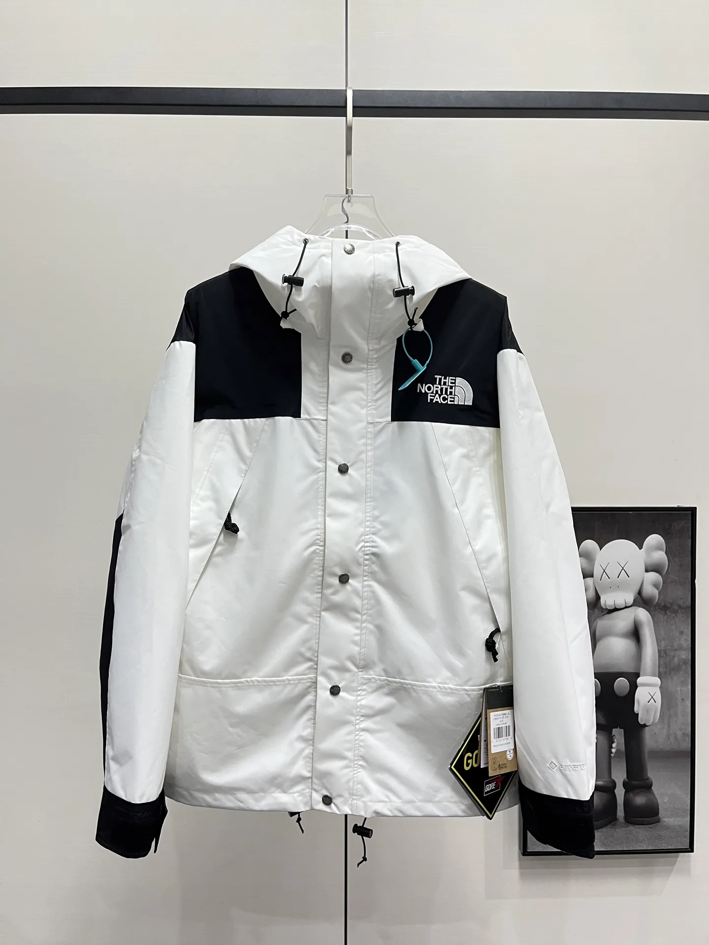 1990 Mountain Jacket Waterproof Shell D28020356