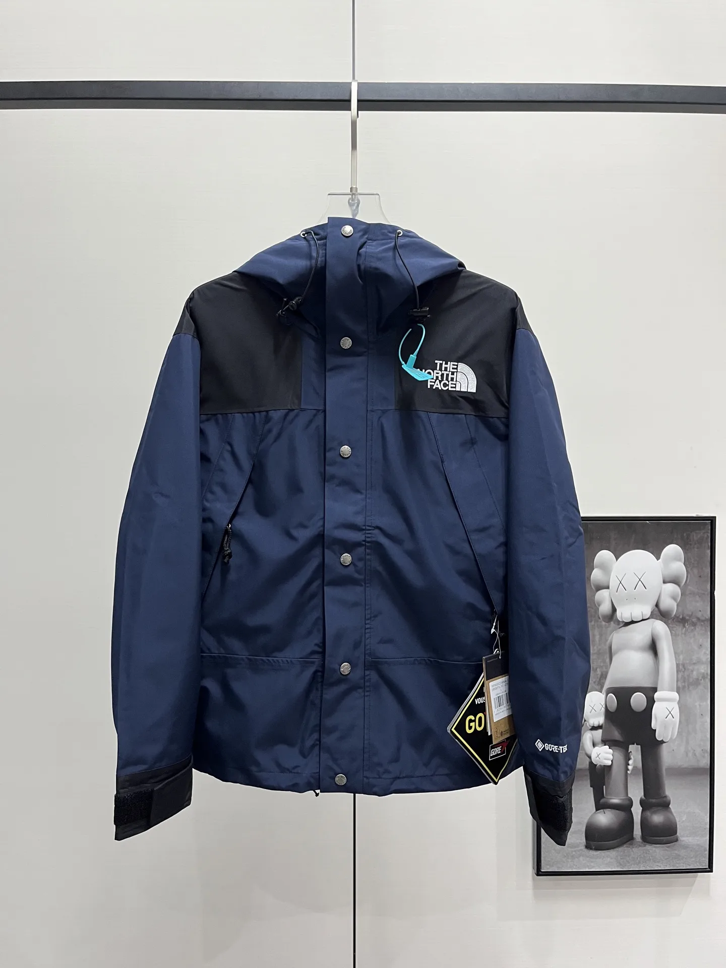 1990 Mountain Jacket Waterproof Shell D28020359