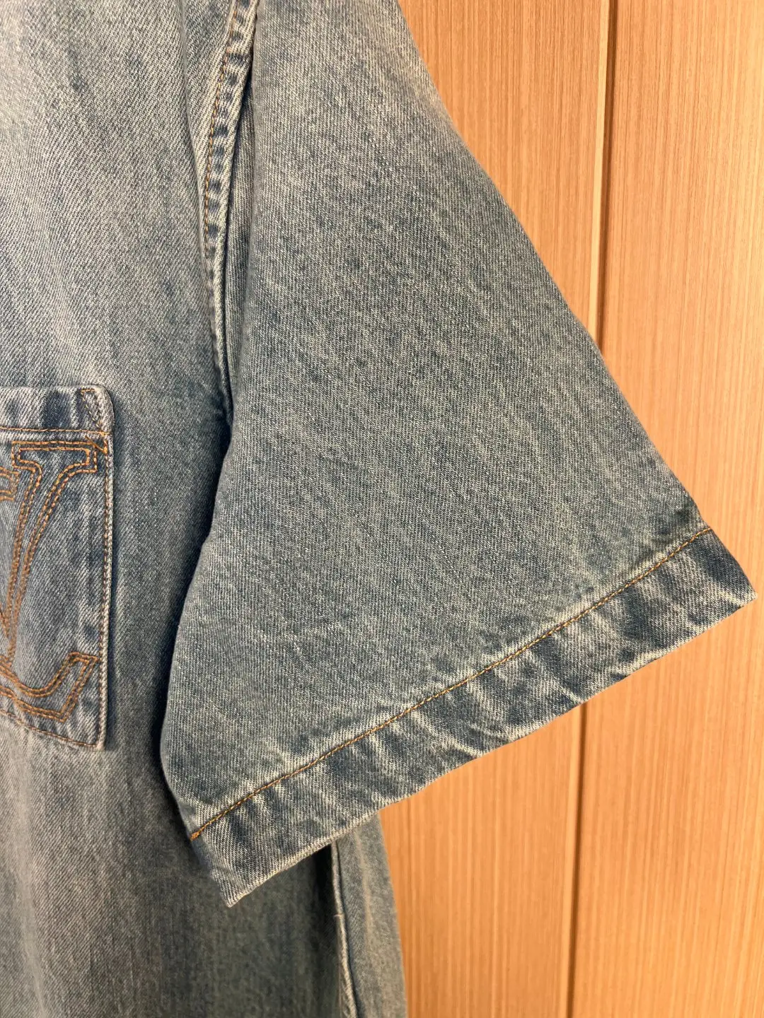 Embroidered Logo Short-Sleeve Denim Shirt D30020541 — view 5