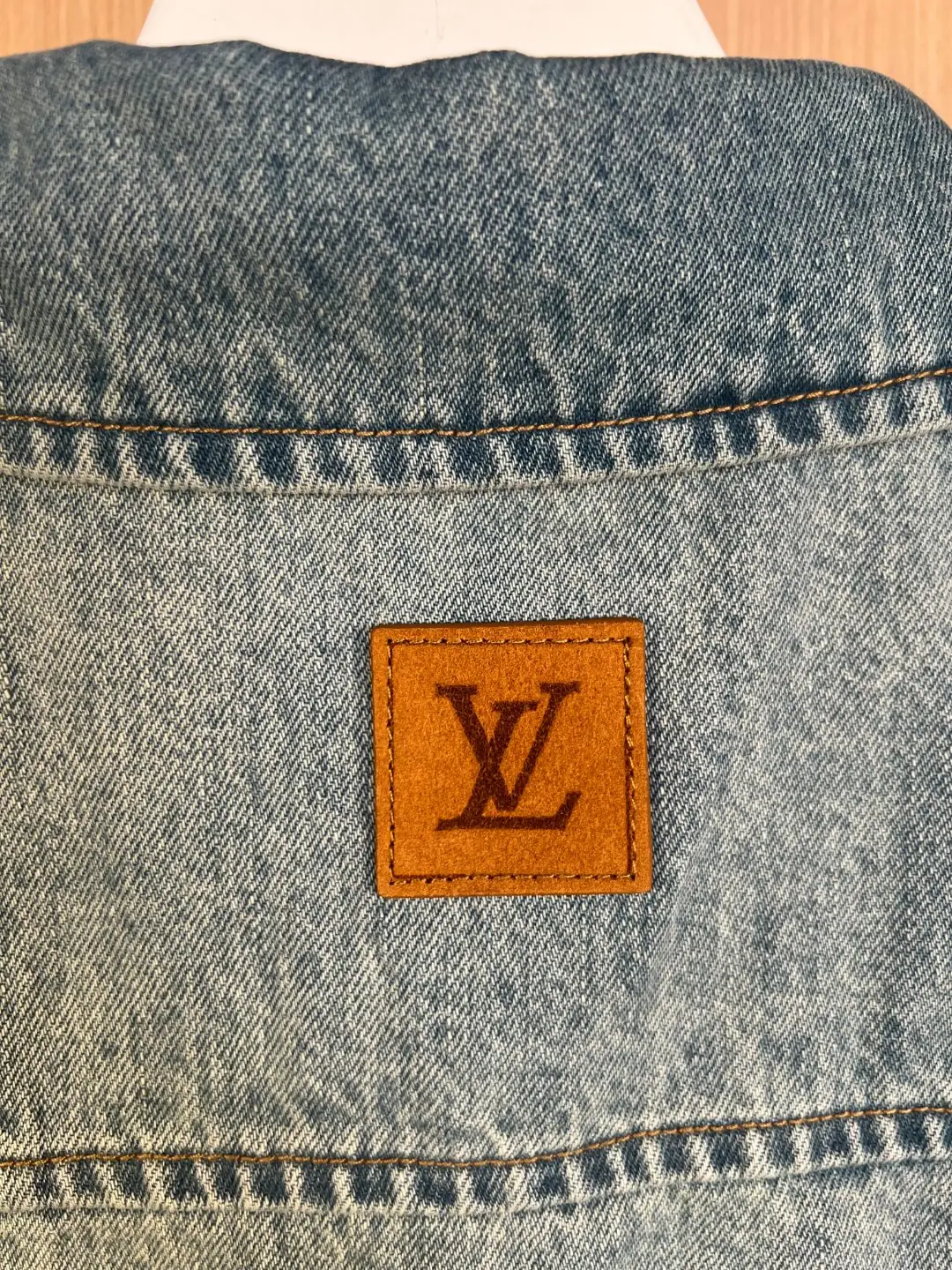 Embroidered Logo Short-Sleeve Denim Shirt D30020541 — view 9