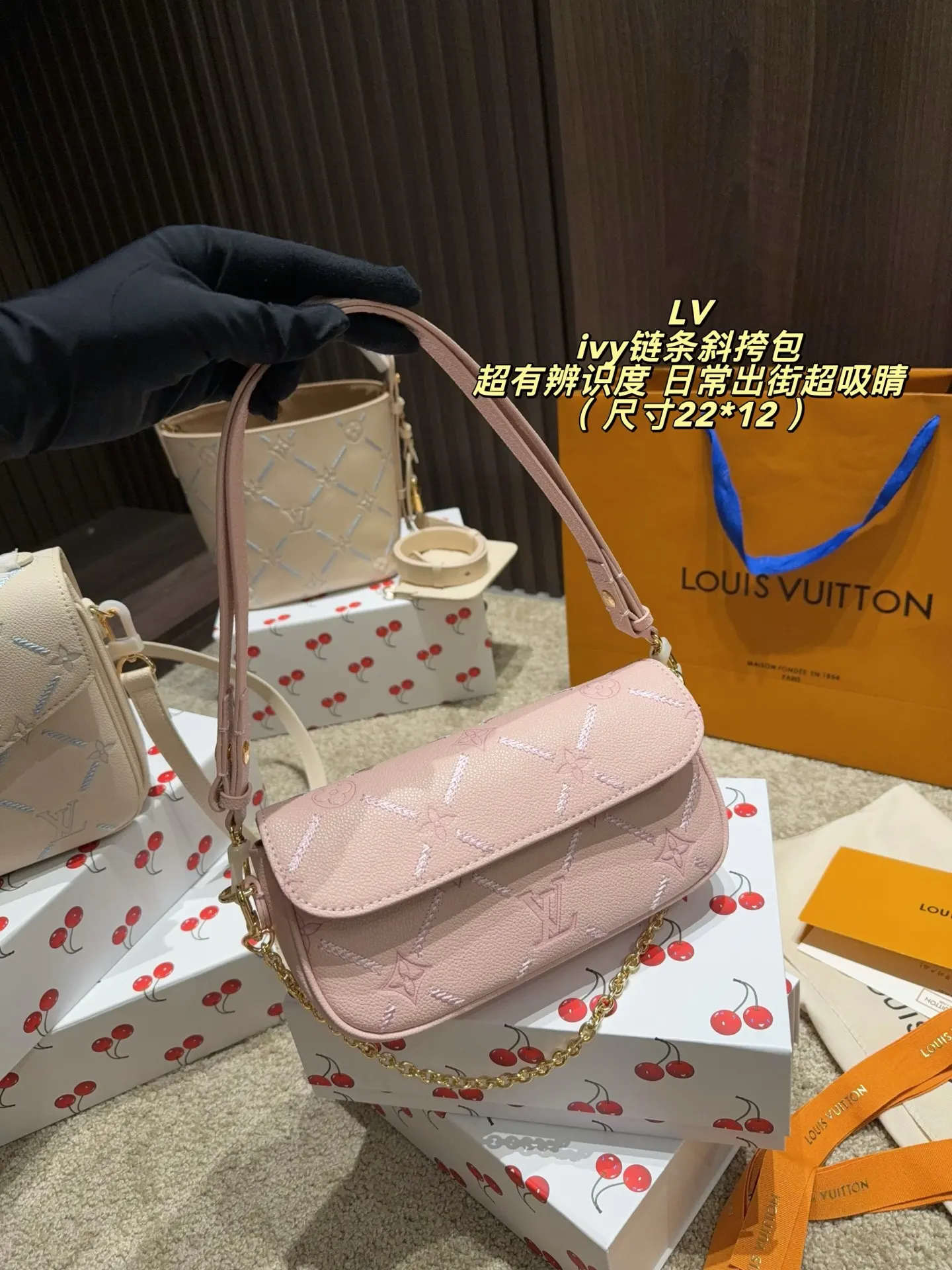 Ivy Monogram Embossed Chain Shoulder Bag D30018304