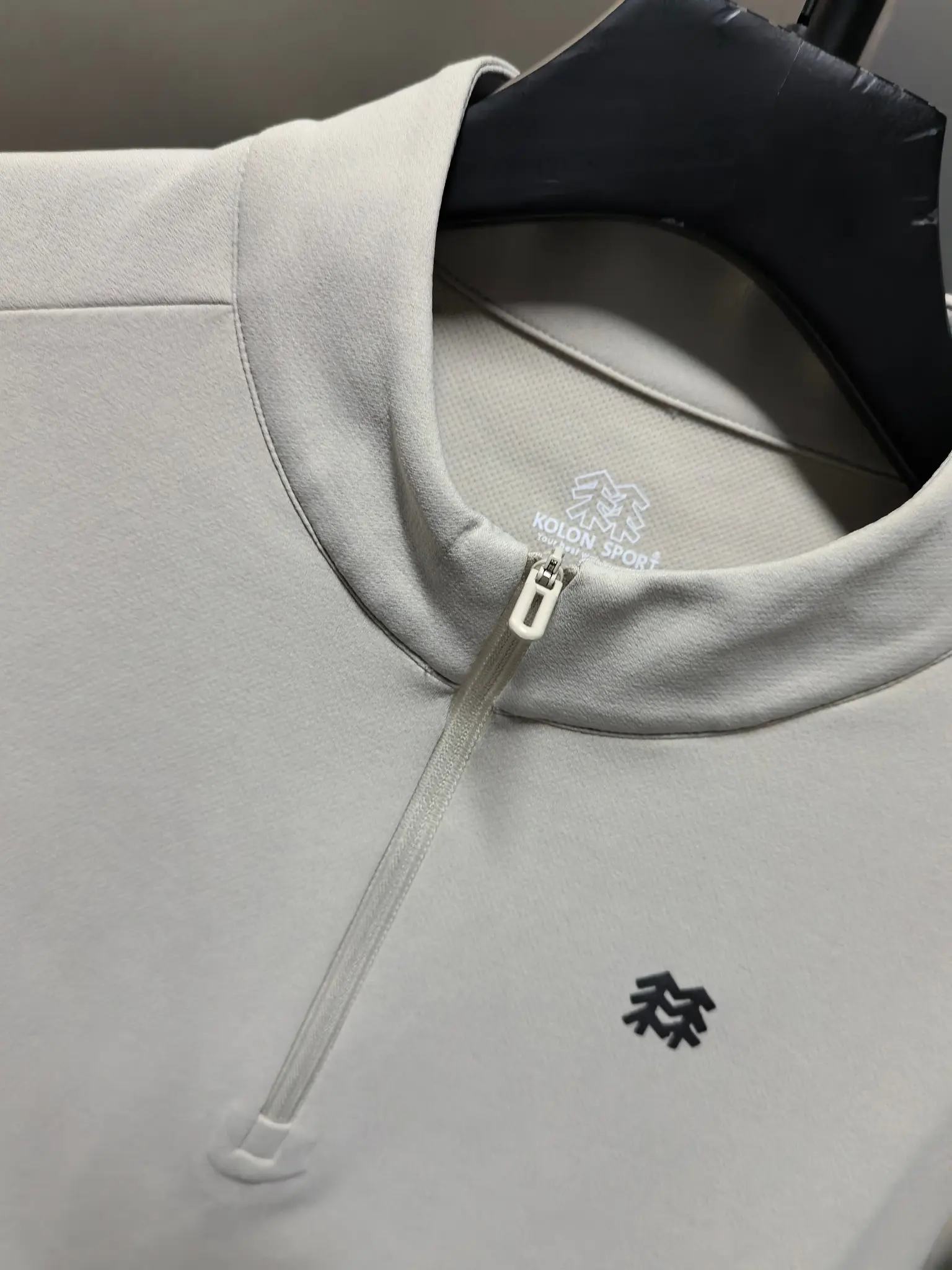 Logo-Embossed Half-Zip Long-Sleeve Top D31022066 — view 4