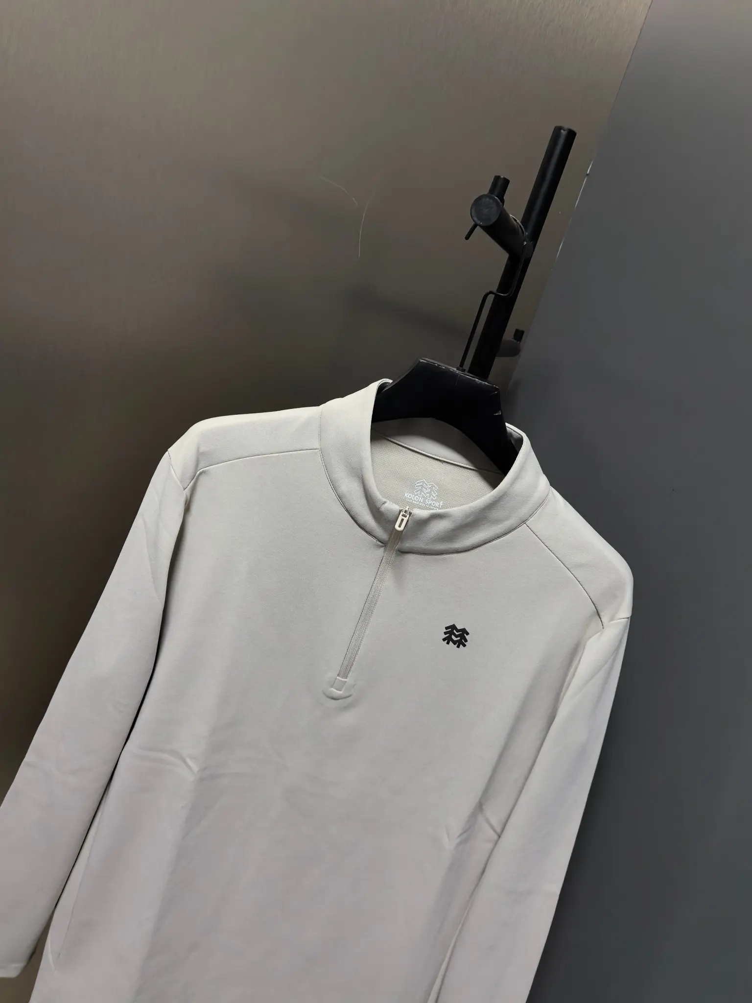 Logo-Embossed Half-Zip Long-Sleeve Top D31022066 — view 6