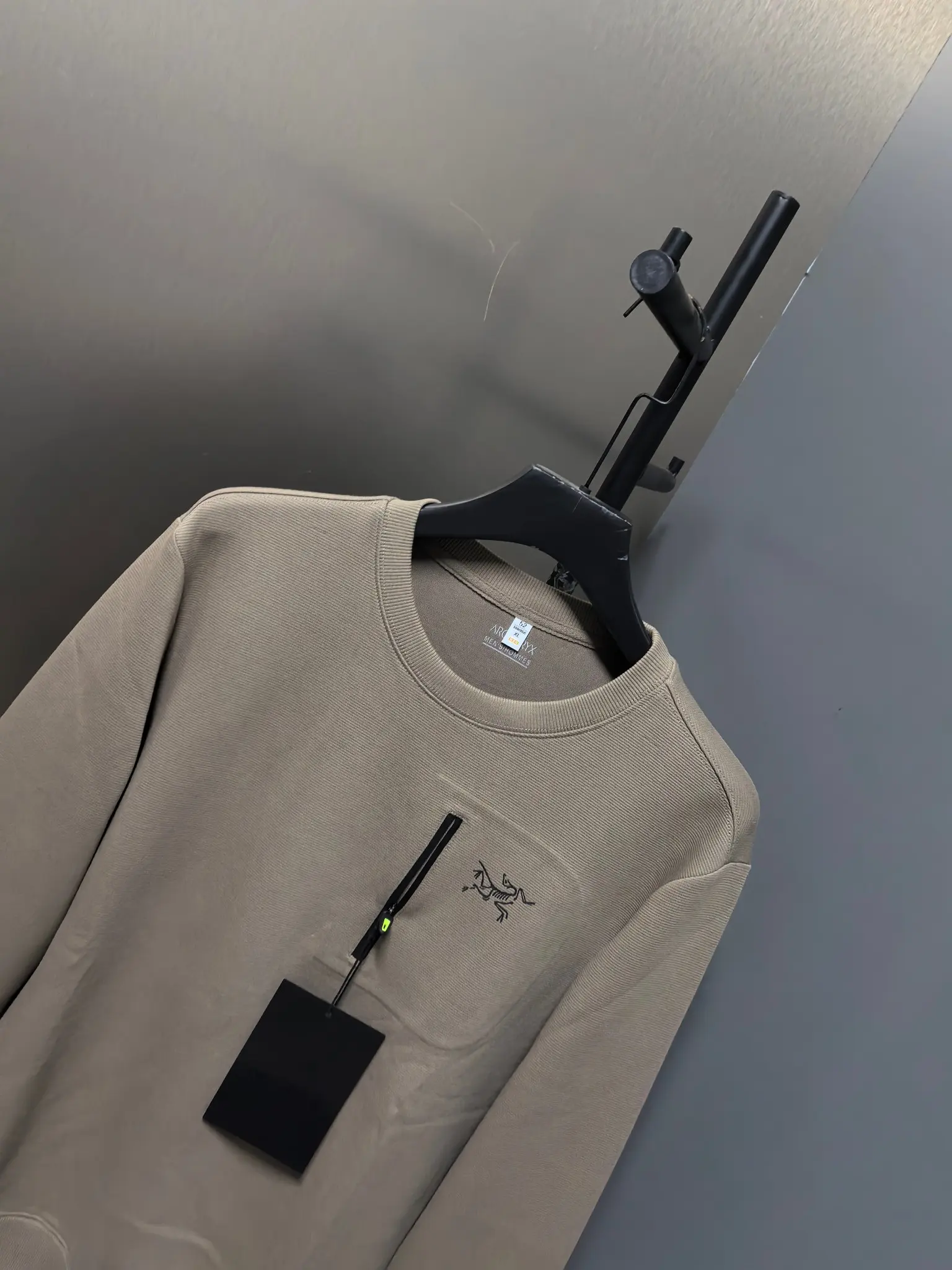 Arc'teryx Logo-Embossed Crew-Neck Sweatshirt D31022086 — view 6