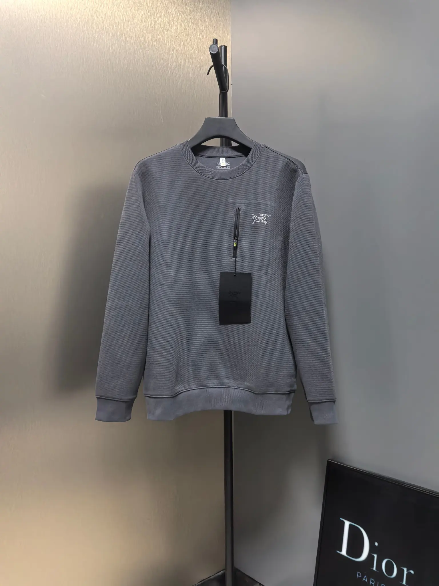 Logo-Embroidered Zip-Pocket Sweatshirt D31022083