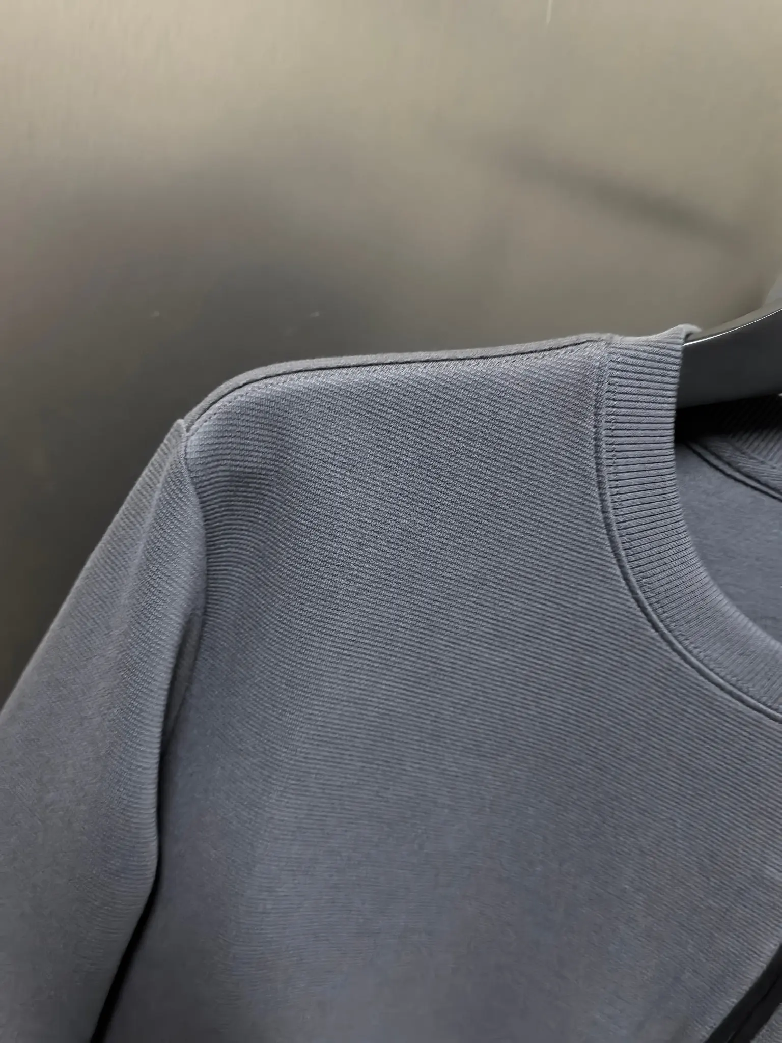 Logo-Embroidered Zip-Pocket Sweatshirt D31022083 — view 2
