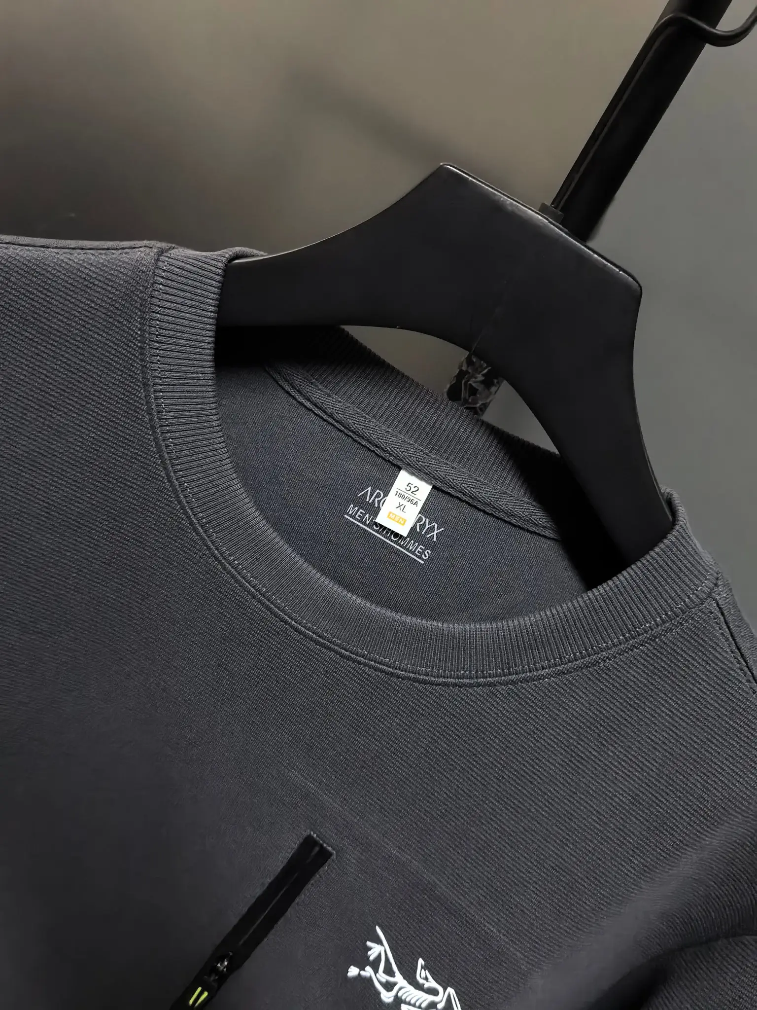 Logo-Embroidered Zip-Pocket Sweatshirt D31022083 — view 4