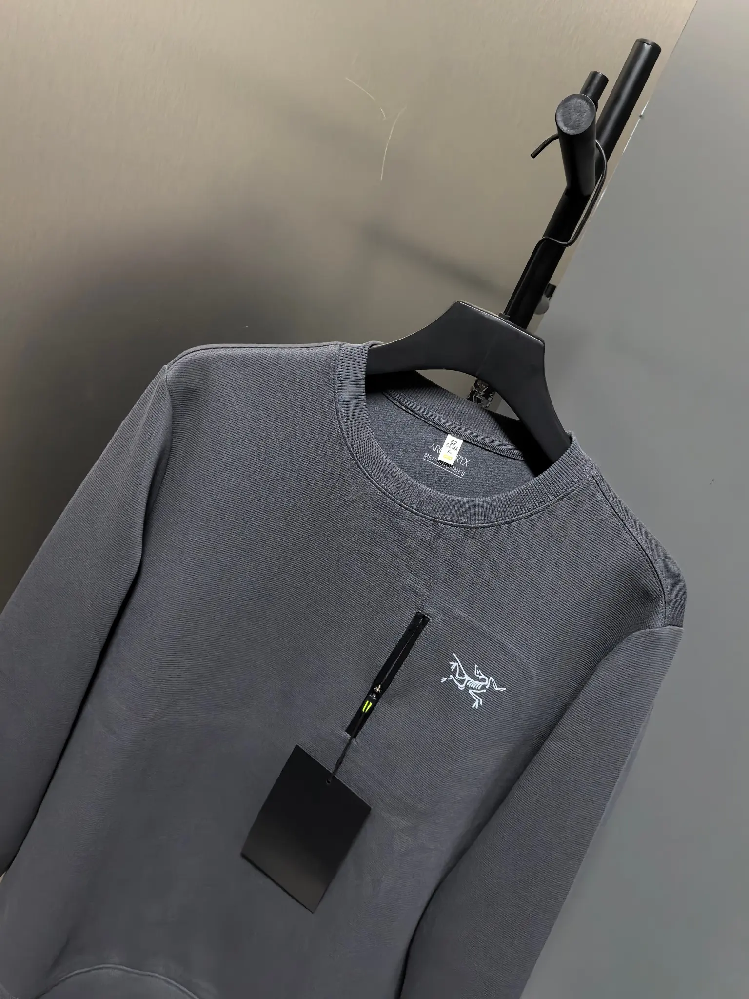 Logo-Embroidered Zip-Pocket Sweatshirt D31022083 — view 6