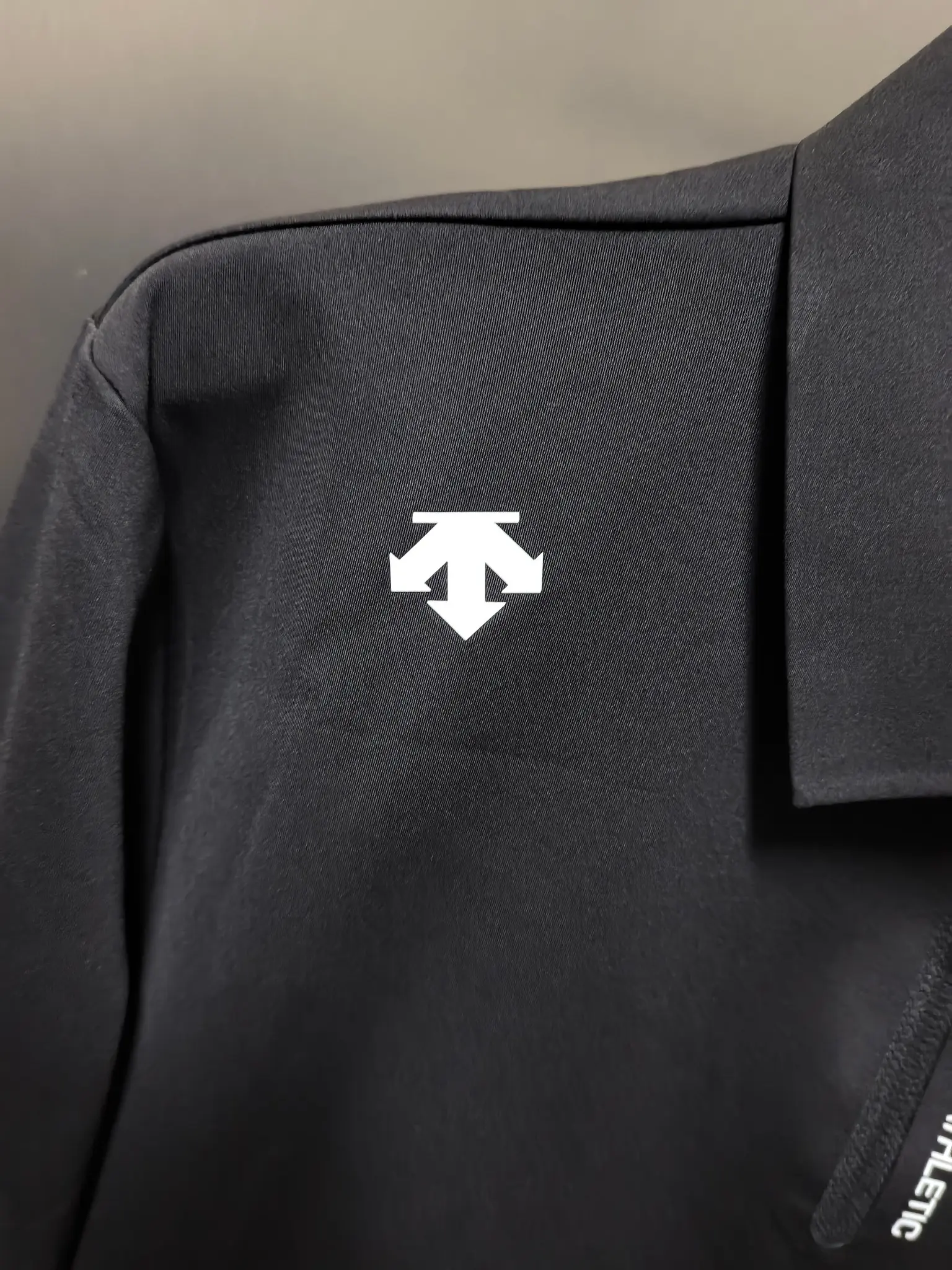 Long-Sleeved Half-Zip Polo Shirt D31022080 — view 4