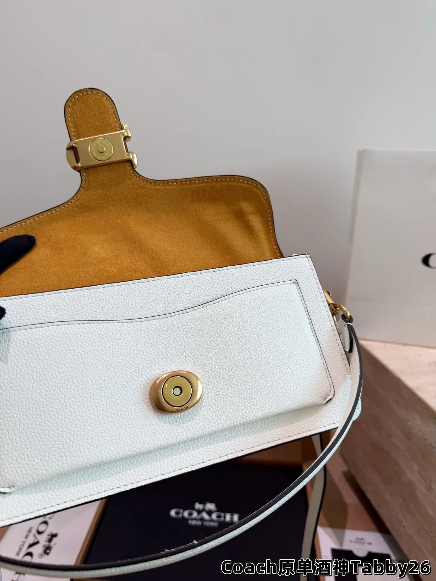 Tabby Shoulder Bag in Grained Leather D32018348 — view 8