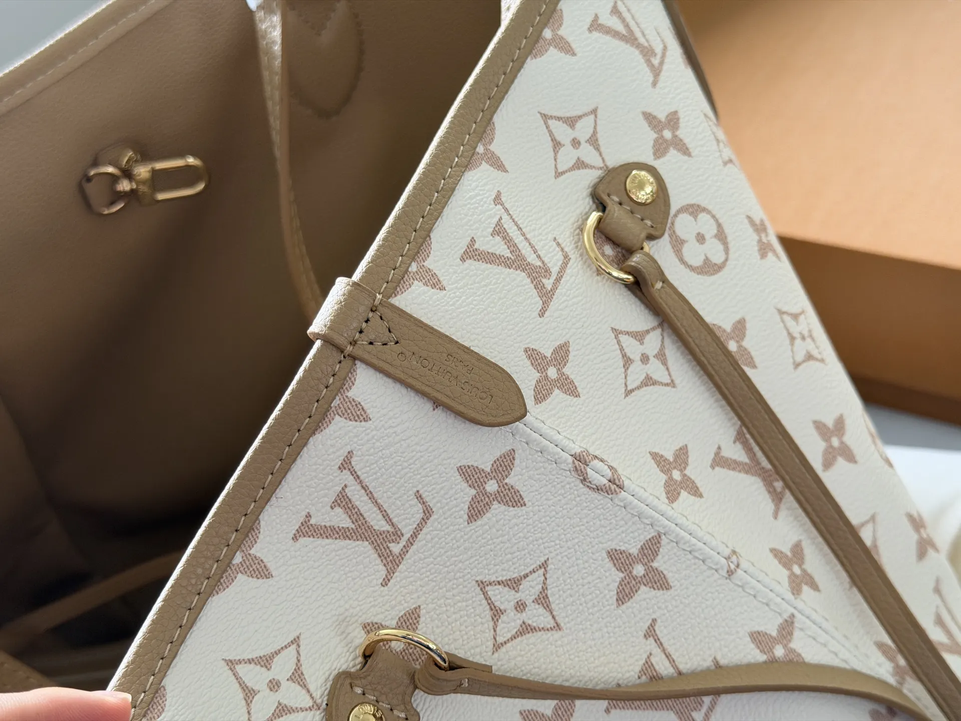 Neverfull MM Monogram Tote Bag D37018278 — view 6