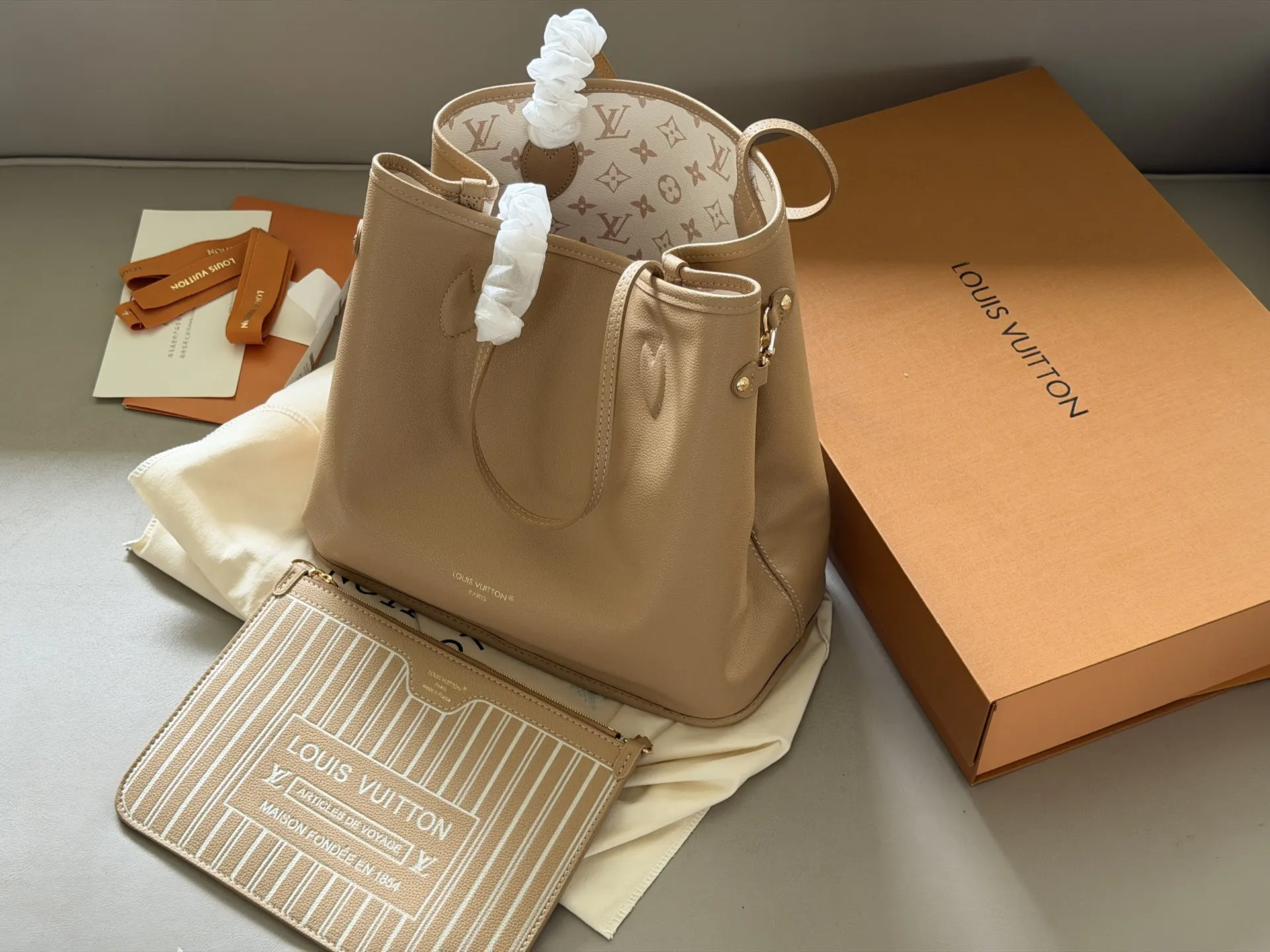 Neverfull MM Monogram Tote Bag D37018278 — view 9