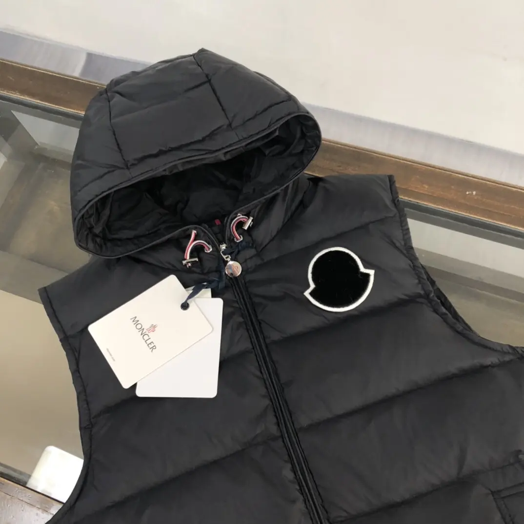 Hooded Down-Filled Gilet D42022165 — view 2