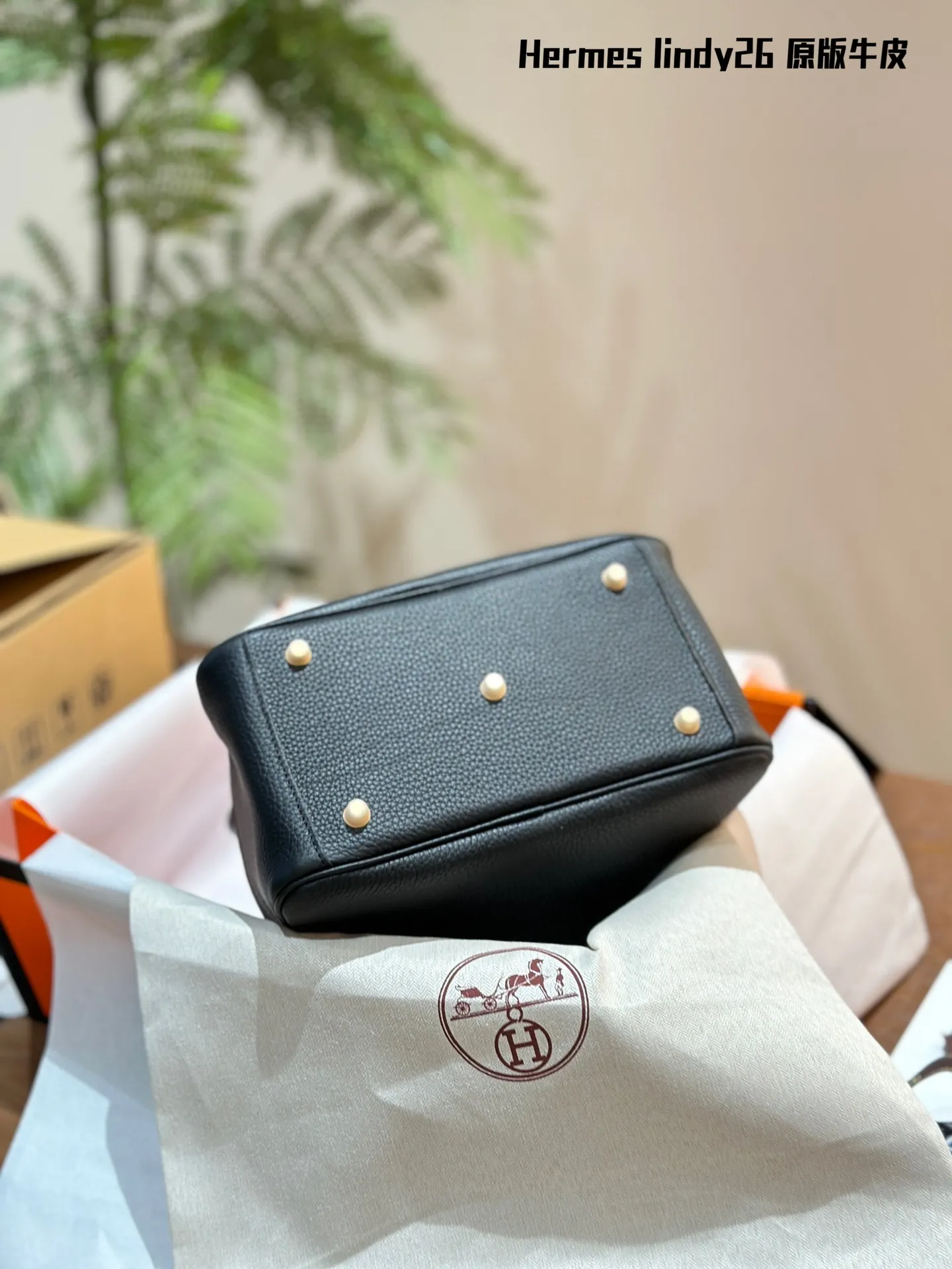 Lindy Grained Leather Top-Handle Bag D43018502 — view 7