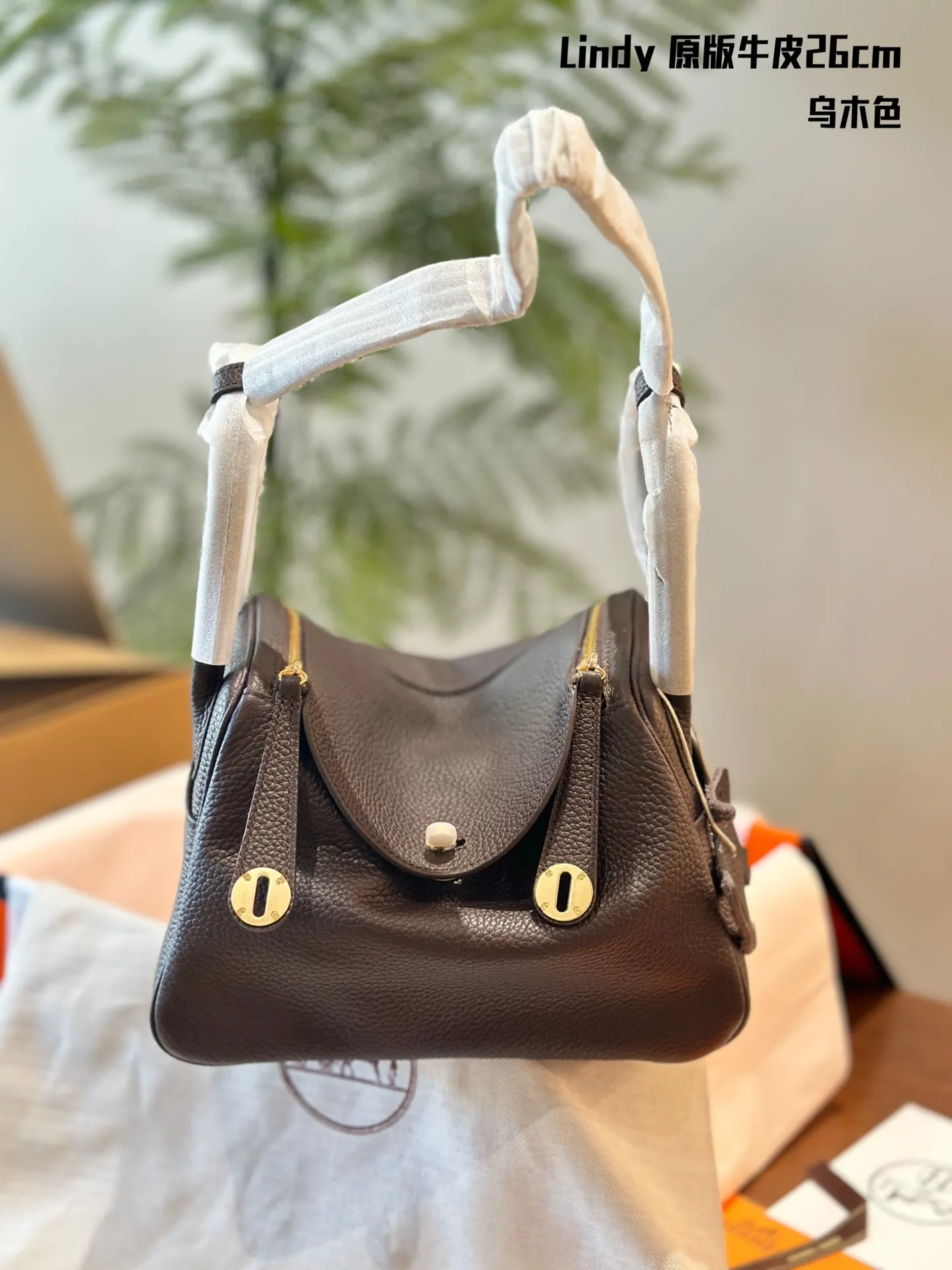 Lindy Grained Leather Top-Handle Bag D43018506