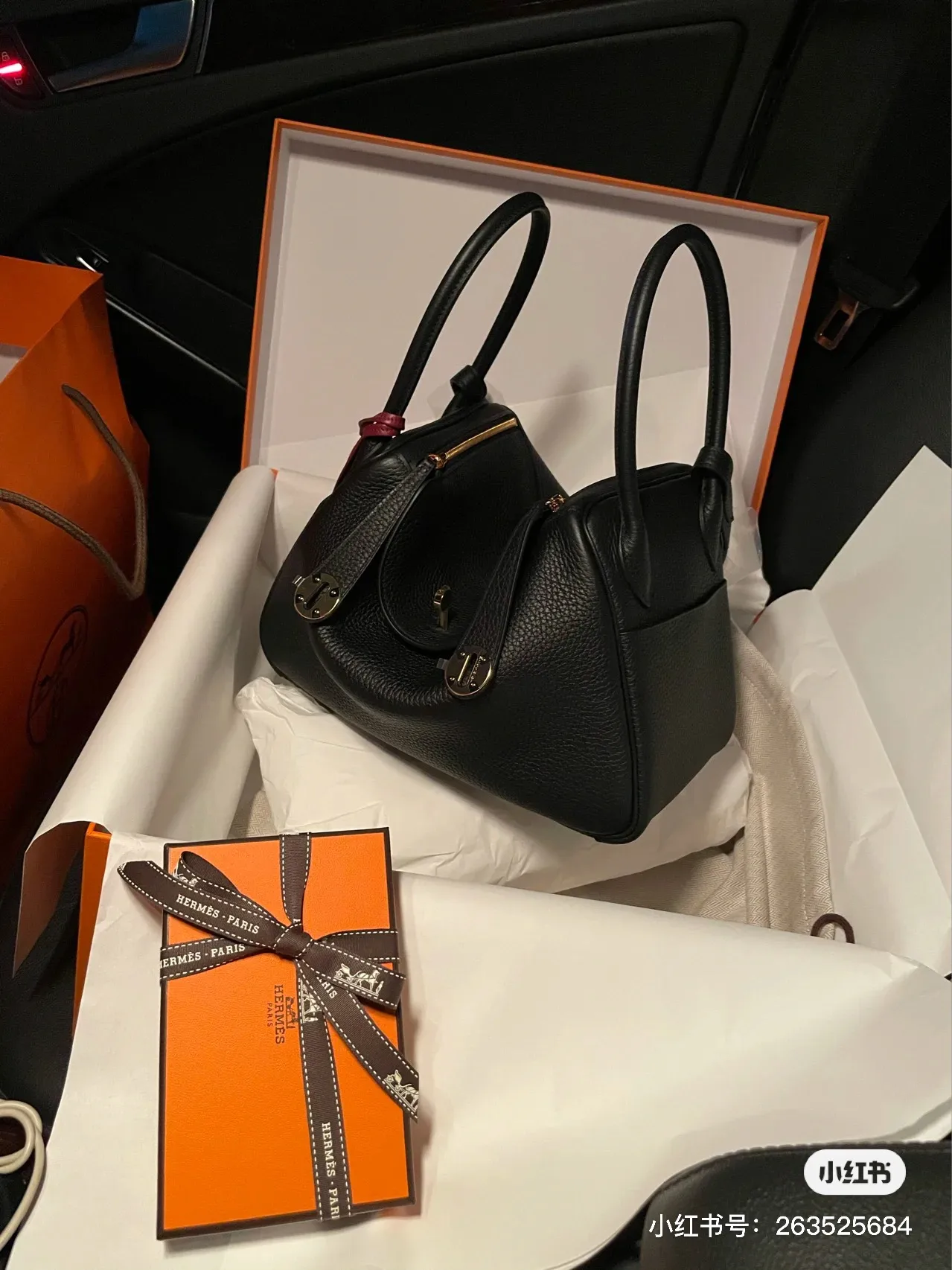 Lindy 26 Grained Leather Top-Handle Bag D43018501