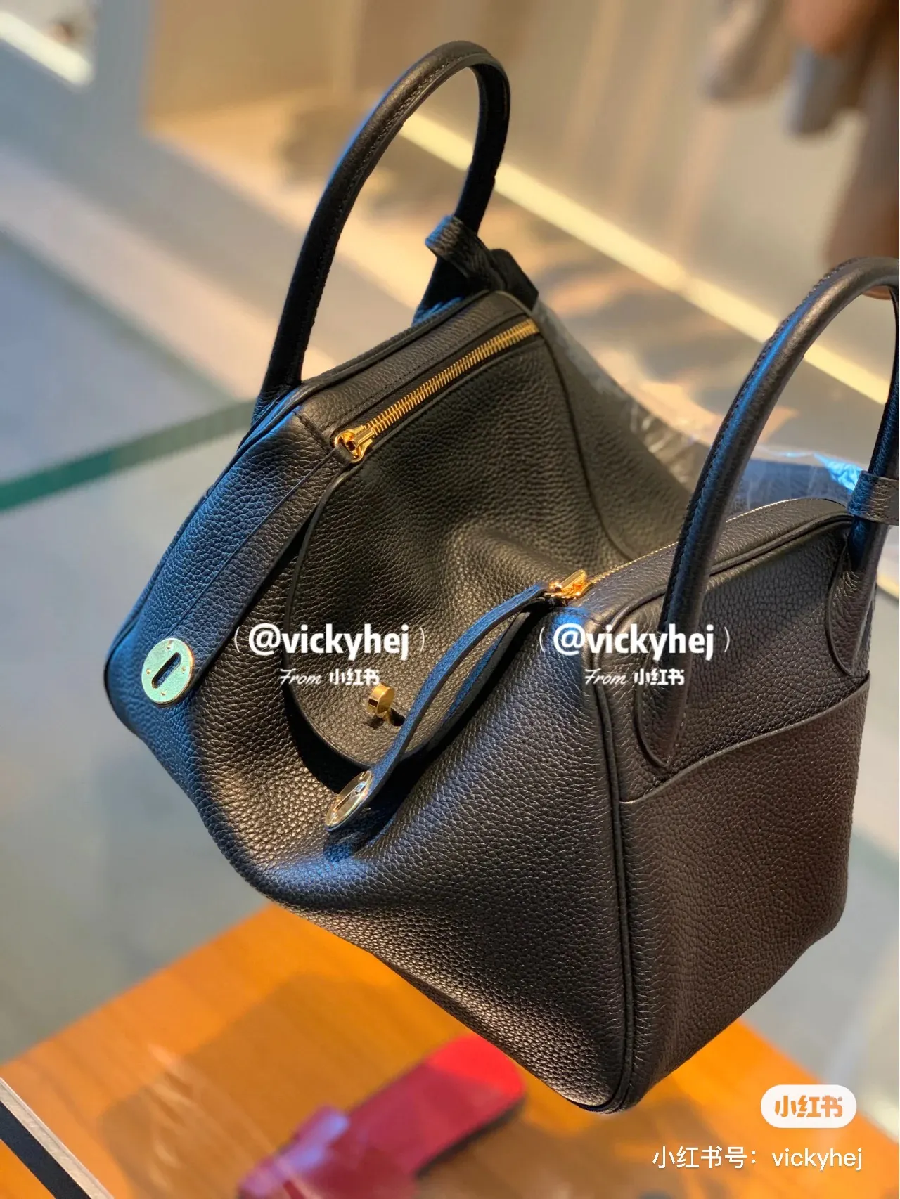 Lindy 26 Grained Leather Top-Handle Bag D43018501 — view 2