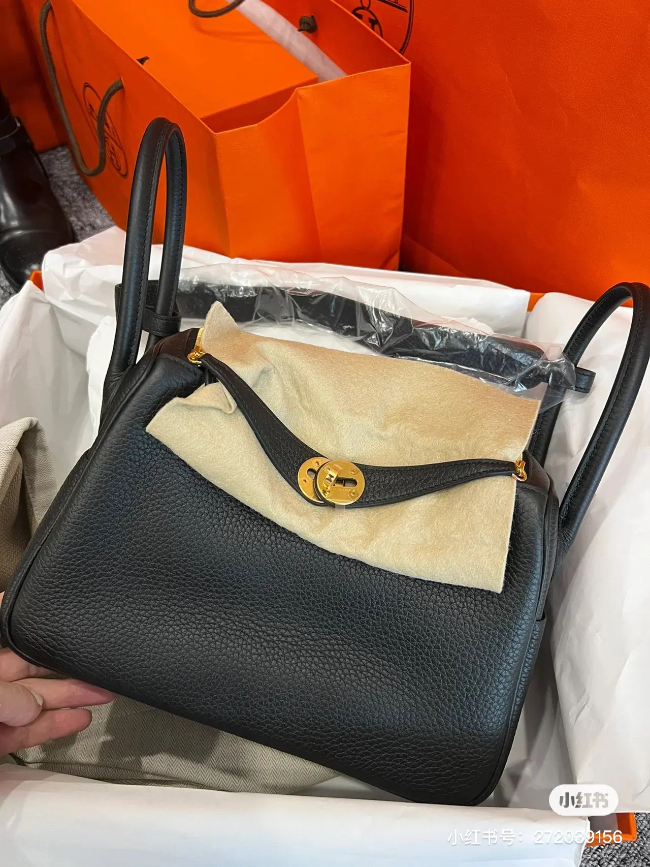 Lindy 26 Grained Leather Top-Handle Bag D43018501 — view 3